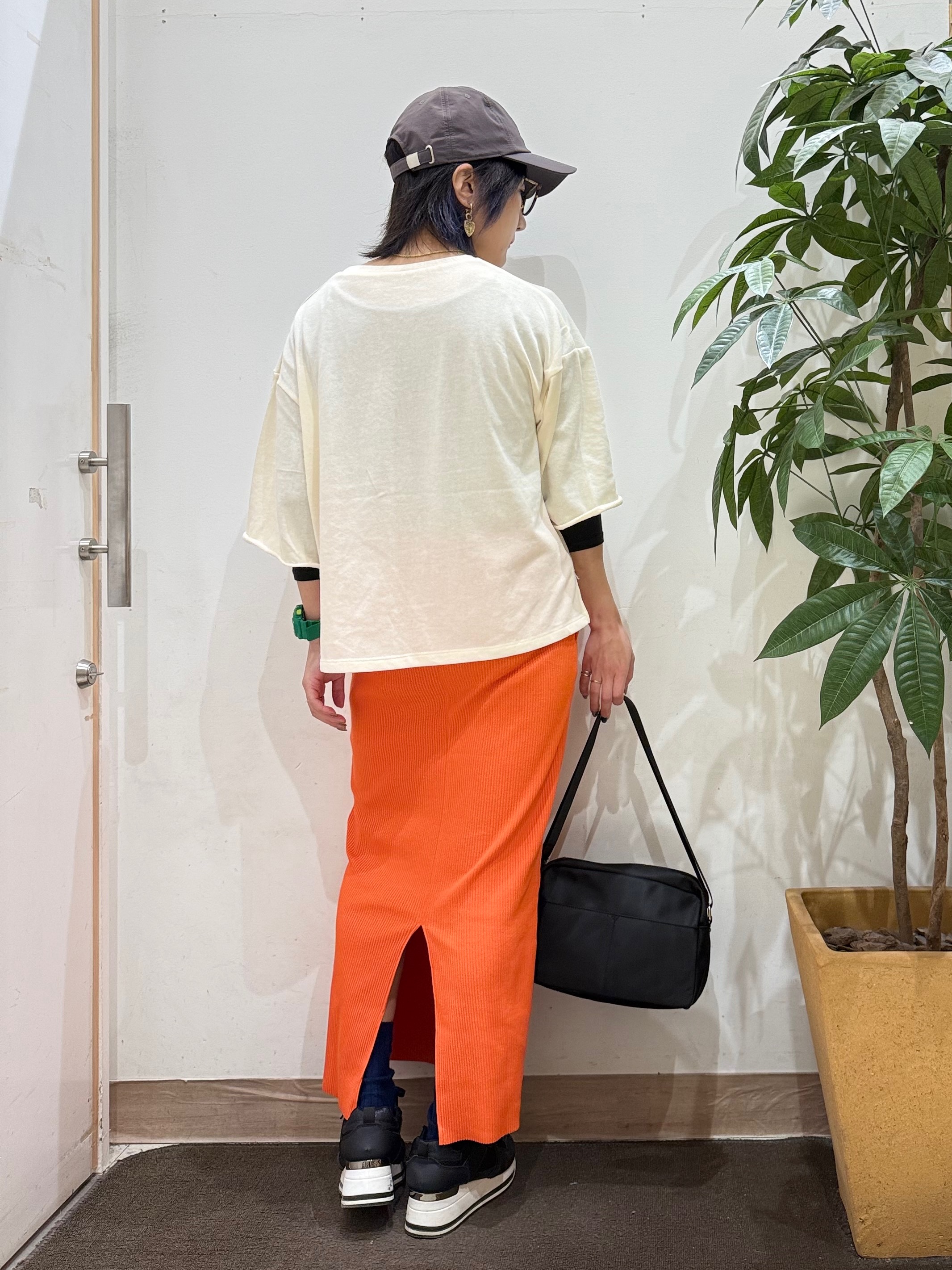 misakiさんの「SHOO･LA･RUE｜【洗濯機可/S-LL/選べる6柄】切りっぱなしお袖がこなれカジュアル 5分袖シアーTシャツ」を使ったコーディネート