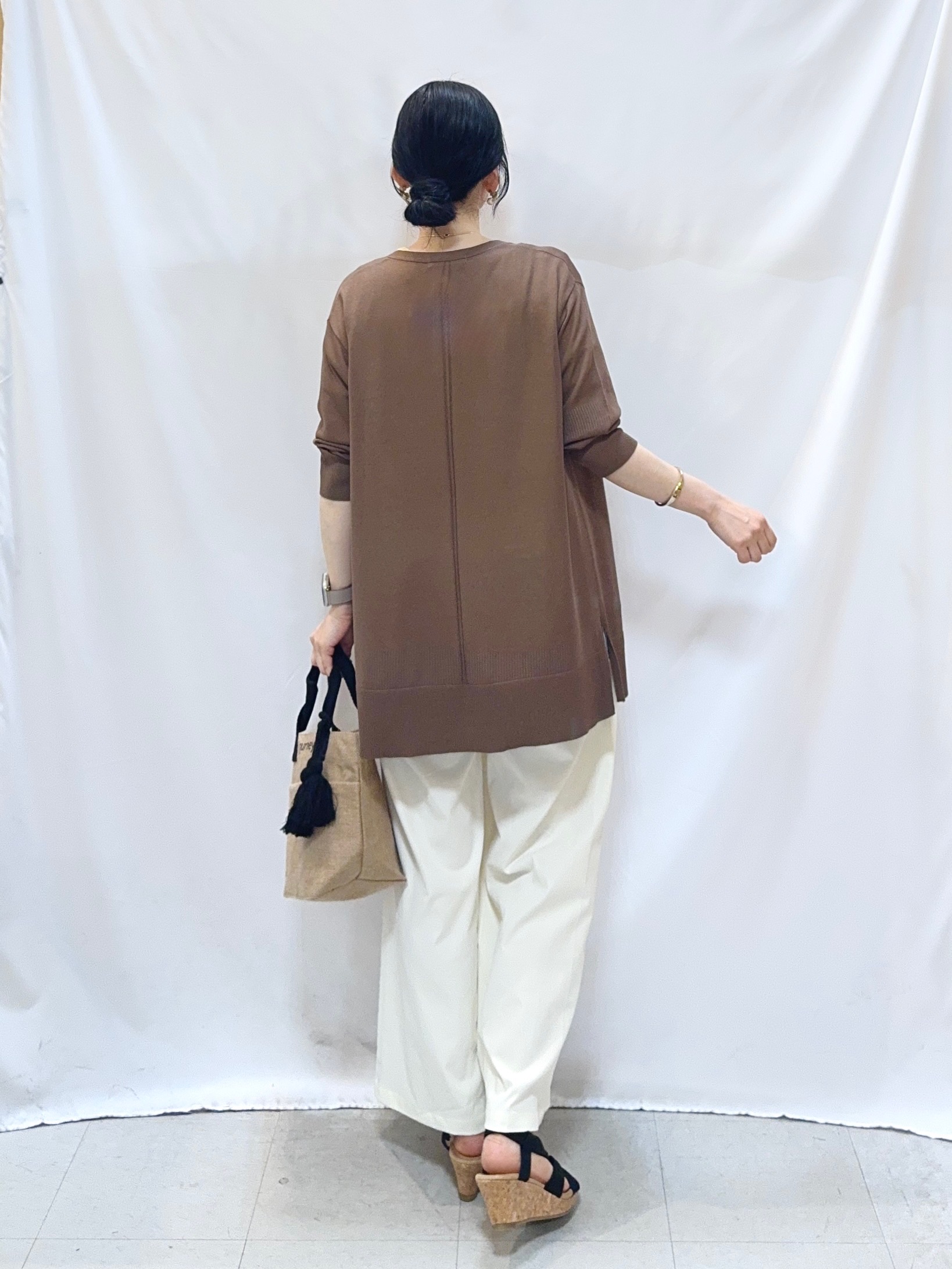 𝐇𝐢𝐫𝐨𝐦𝐢さんの「SHOO･LA･RUE｜【ひんやり/洗濯機可/S-LL】着る方がすっきり見えに マルチに使えるミドルトッパーカーディガン」を使ったコーディネート