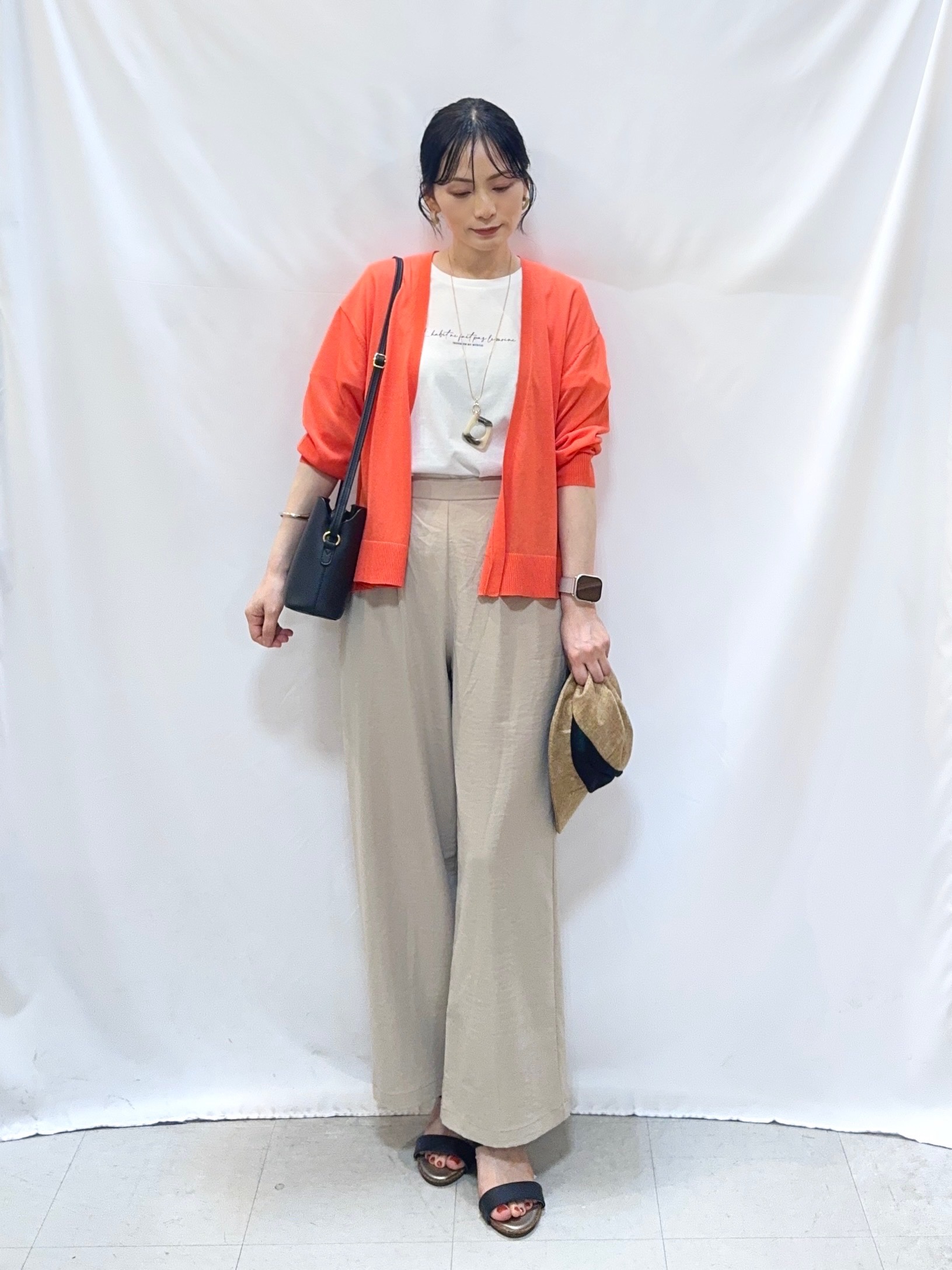 𝐇𝐢𝐫𝐨𝐦𝐢さんの「SHOO･LA･RUE｜【ひんやり/洗濯機可/S-LL】オンにもオフにも マルチに使えるボタンレスカーディガン」を使ったコーディネート
