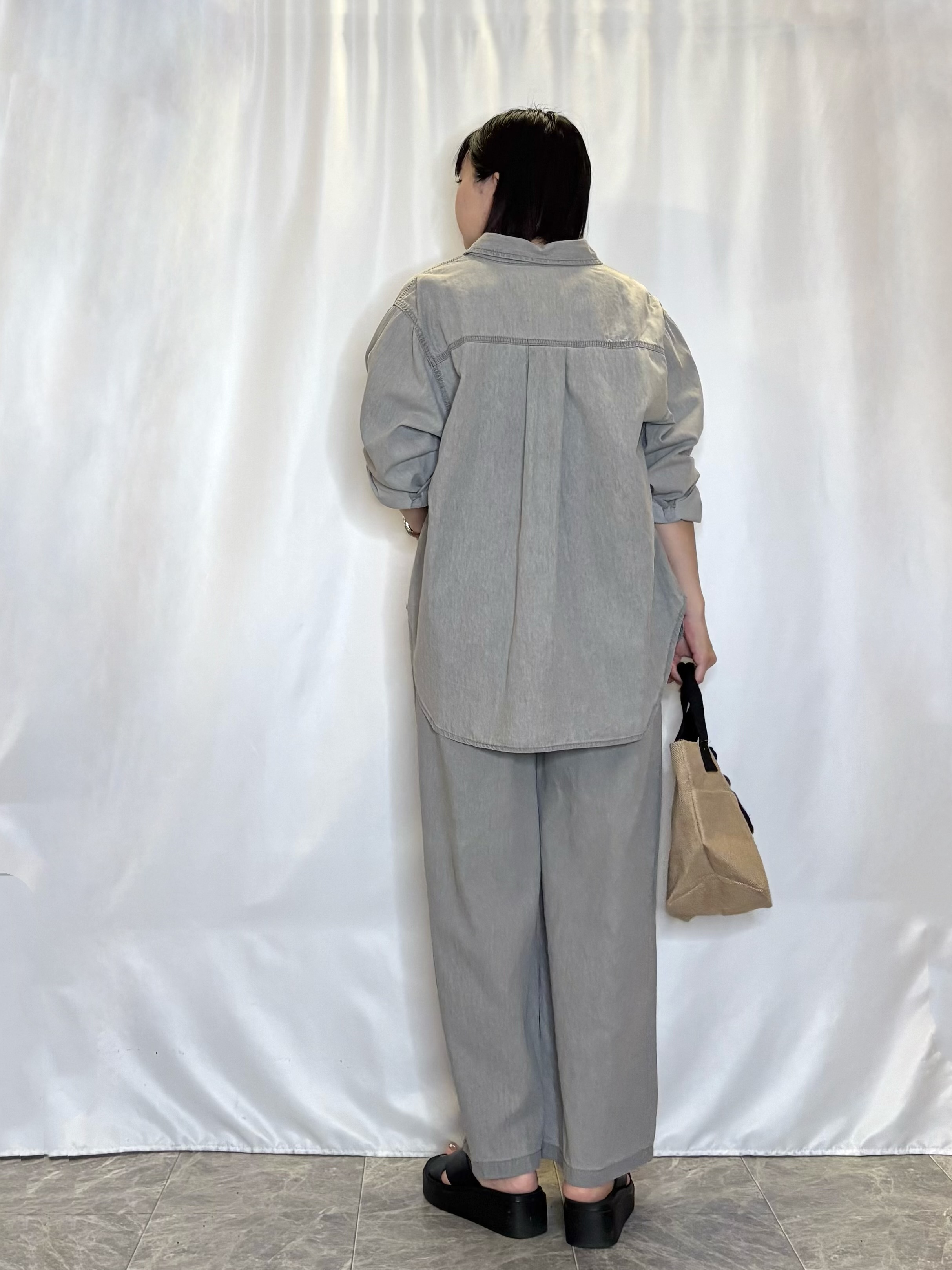 ネリさんの「SHOO･LA･RUE｜【洗濯機可/体型カバー】こなれ感をプラスする ライトオンスデニムシャツ」を使ったコーディネート