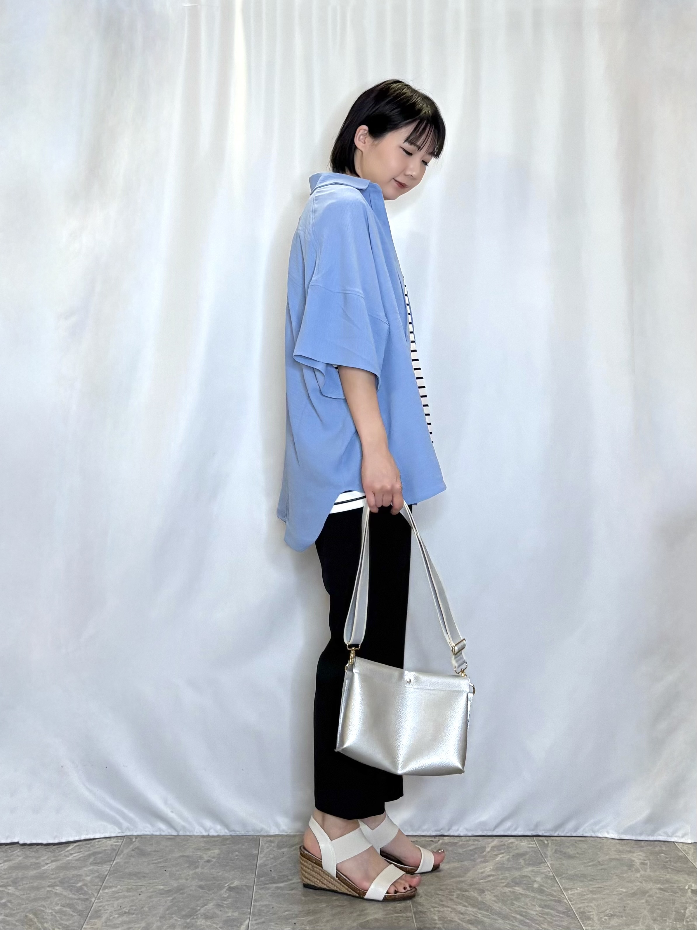 ネリさんの「SHOO･LA･RUE｜【高レビュー/洗濯後しわになりにくい/体型カバー】きちんとゆるっと 大人の抜け感 ポンチョ風カラーシ」を使ったコーディネート