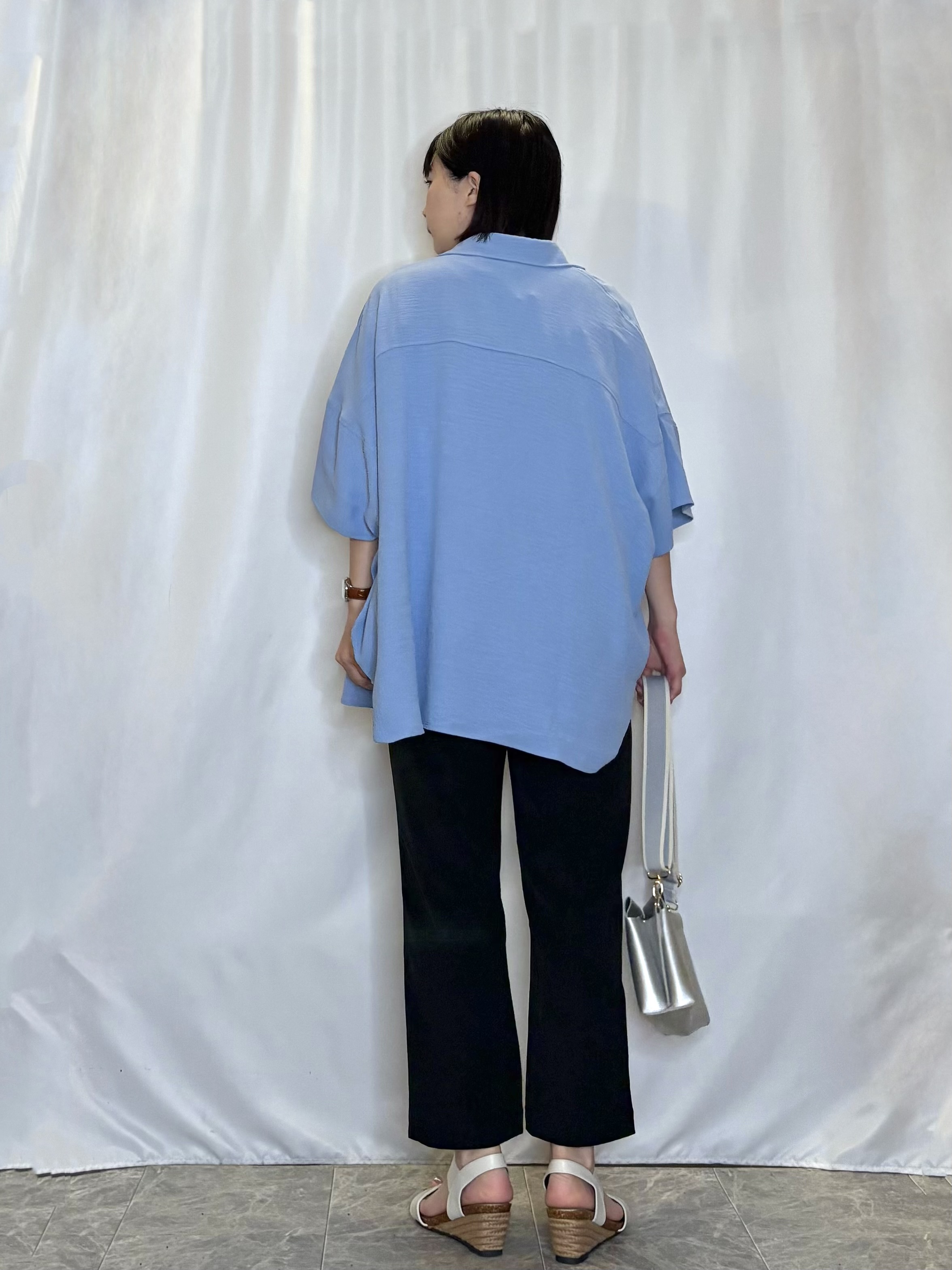 ネリさんの「SHOO･LA･RUE｜【高レビュー/洗濯後しわになりにくい/体型カバー】きちんとゆるっと 大人の抜け感 ポンチョ風カラーシ」を使ったコーディネート