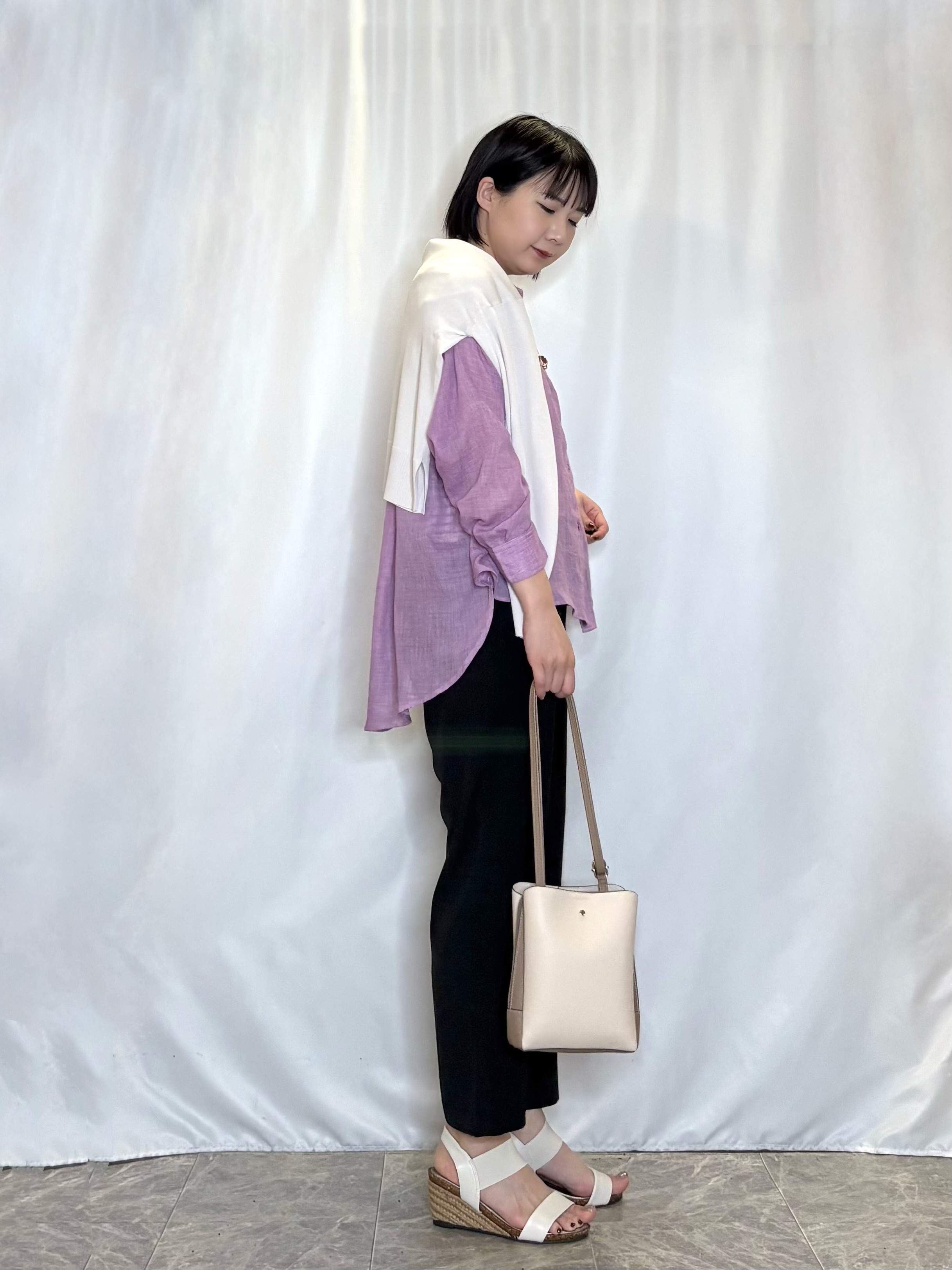 ネリさんの「SHOO･LA･RUE｜【洗濯機可/ひんやり/UV】さらっとしたタッチが心地よい ショート丈 Vネックカーディガン」を使ったコーディネート