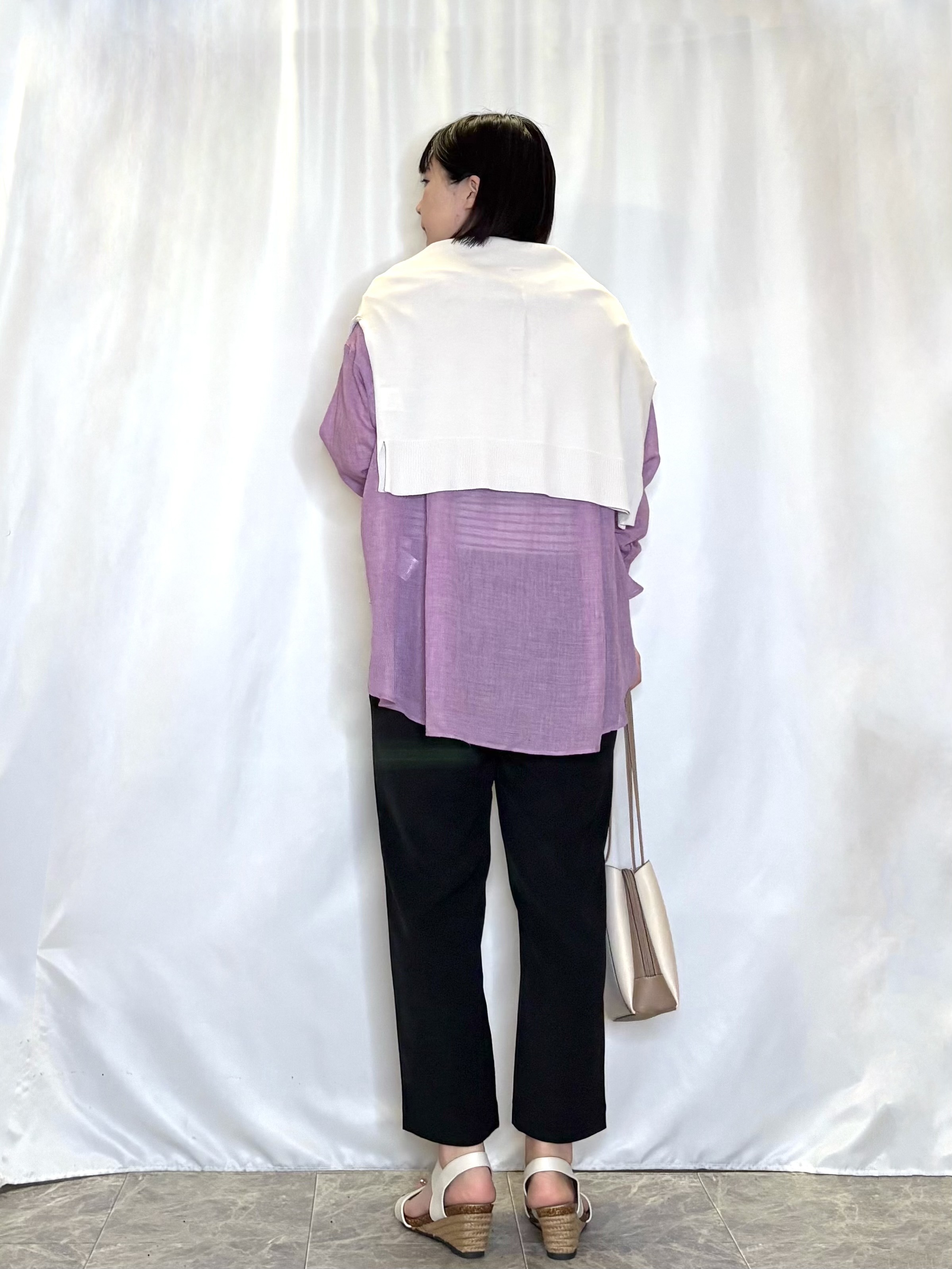 ネリさんの「SHOO･LA･RUE｜【洗濯機可/ひんやり/UV】さらっとしたタッチが心地よい ショート丈 Vネックカーディガン」を使ったコーディネート