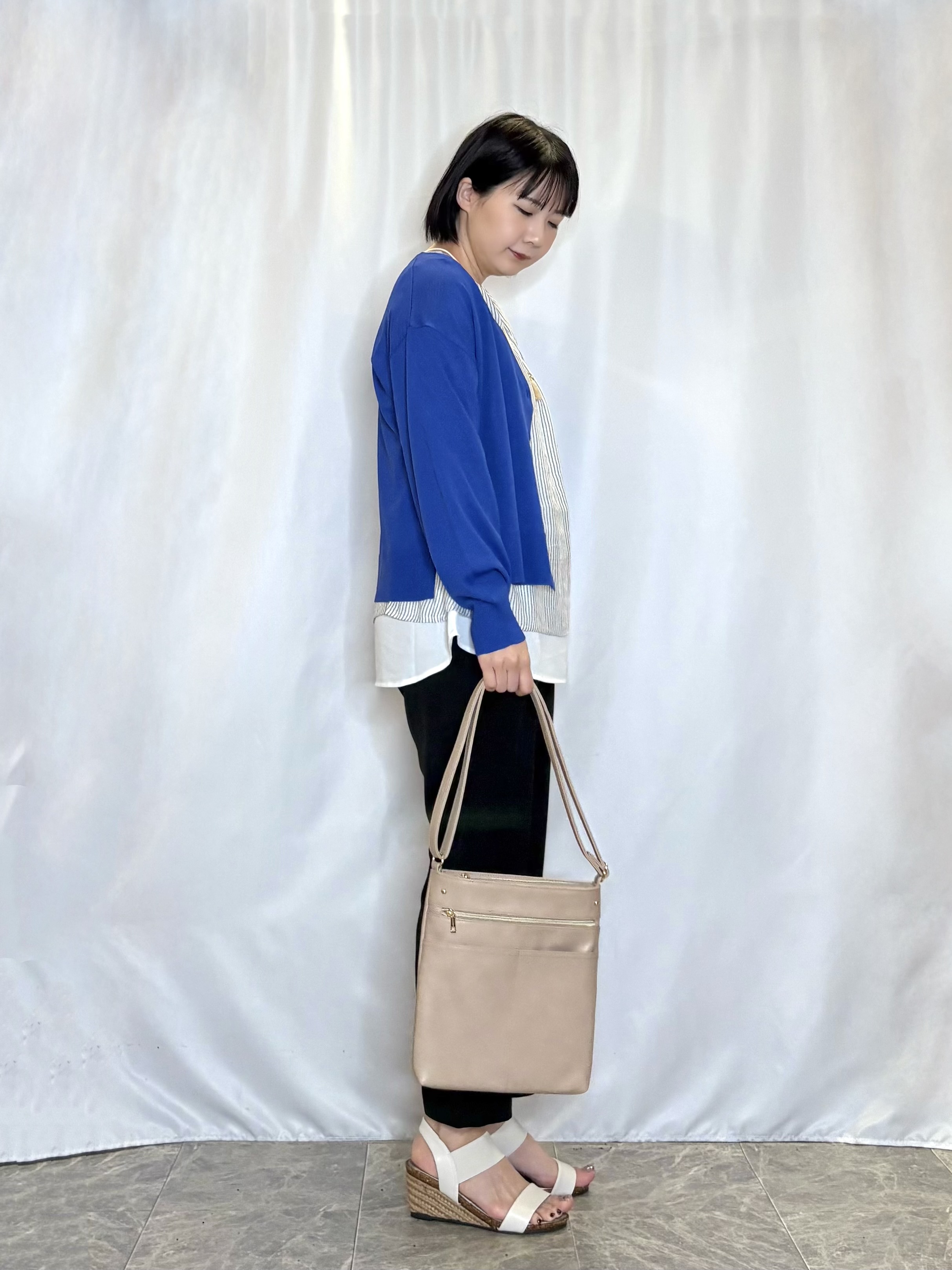 ネリさんの「SHOO･LA･RUE｜【洗濯機可/ひんやり/UV】さらっとしたタッチが心地よい ショート丈 Vネックカーディガン」を使ったコーディネート