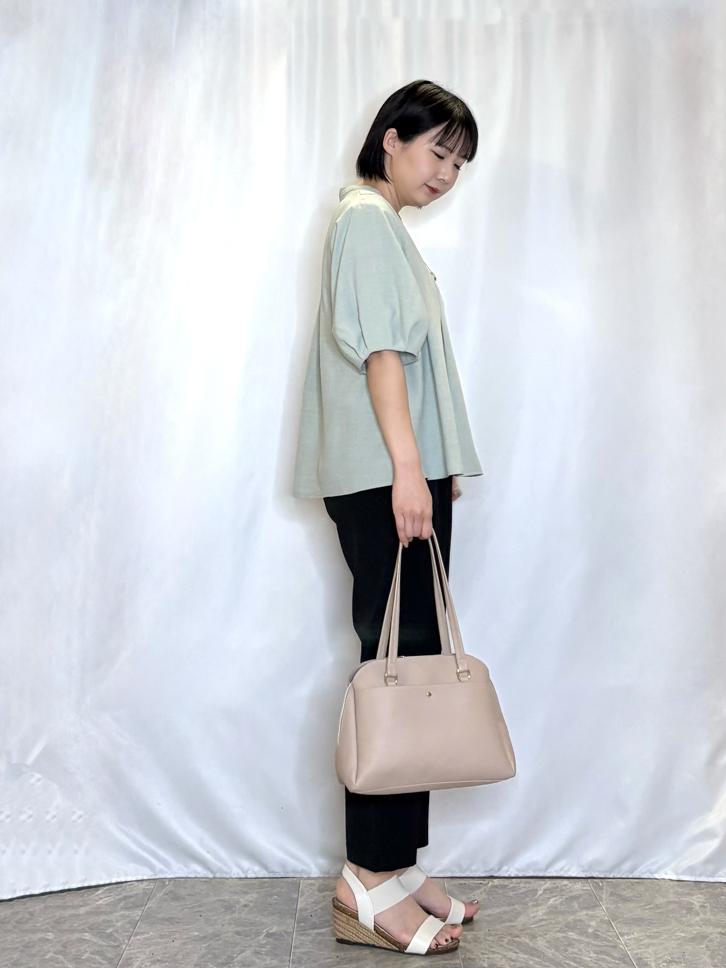 ネリさんの「SHOO･LA･RUE｜【高レビュー/洗濯後しわになりにくい/インせず着られる】自然に体型カバー 麻調ペプラムブラウス」を使ったコーディネート