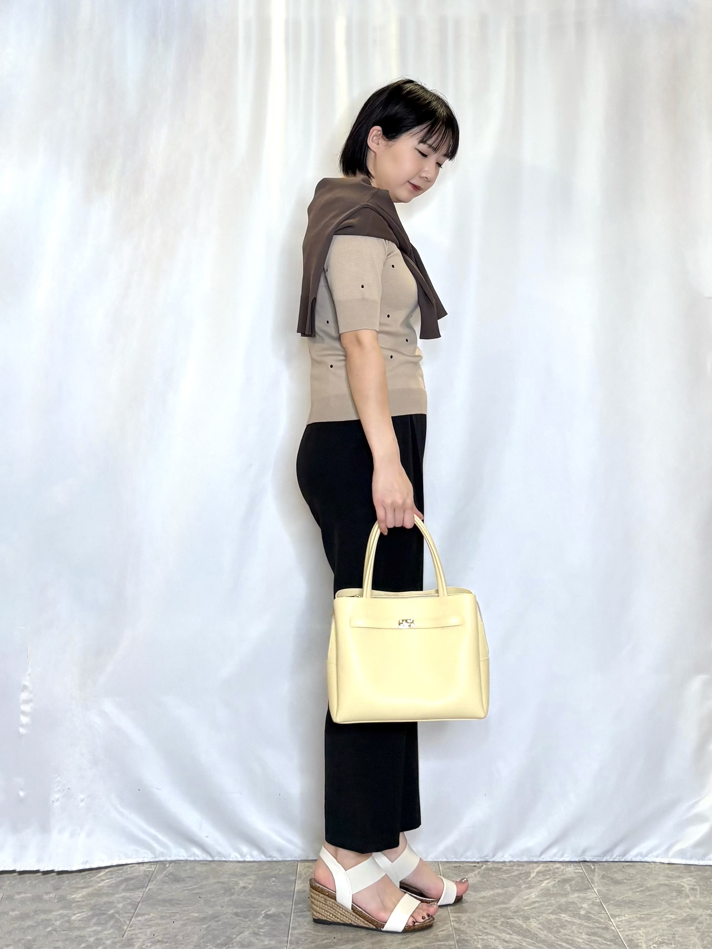 ネリさんの「SHOO･LA･RUE｜【洗濯機可/ひんやり/UV】さらっとしたタッチが心地よい ショート丈 Vネックカーディガン」を使ったコーディネート