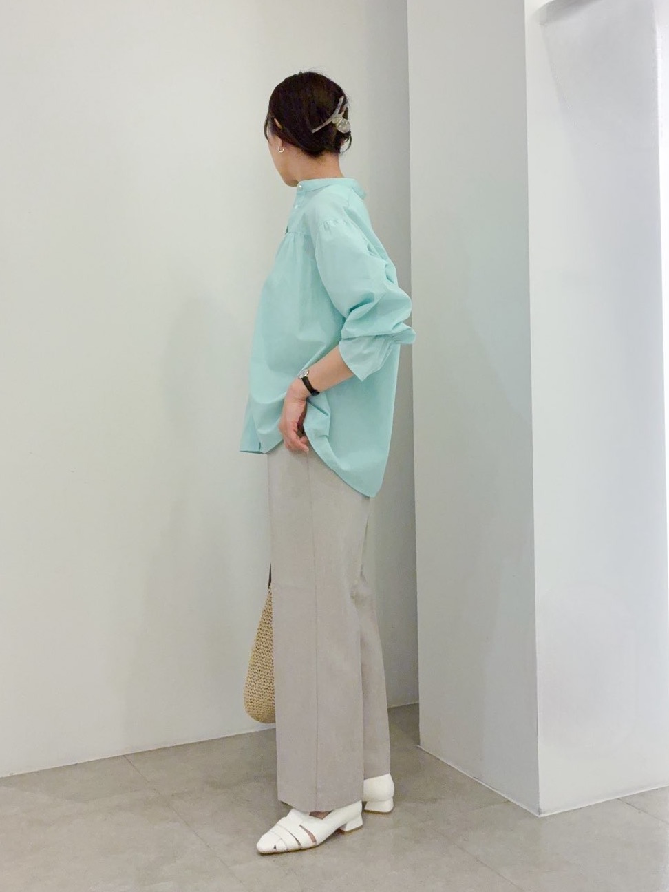 kanakoさんの「grove｜【貴島明日香さん着用／イージーケア／接触冷感】麻混スタンドギャザーシャツ」を使ったコーディネート