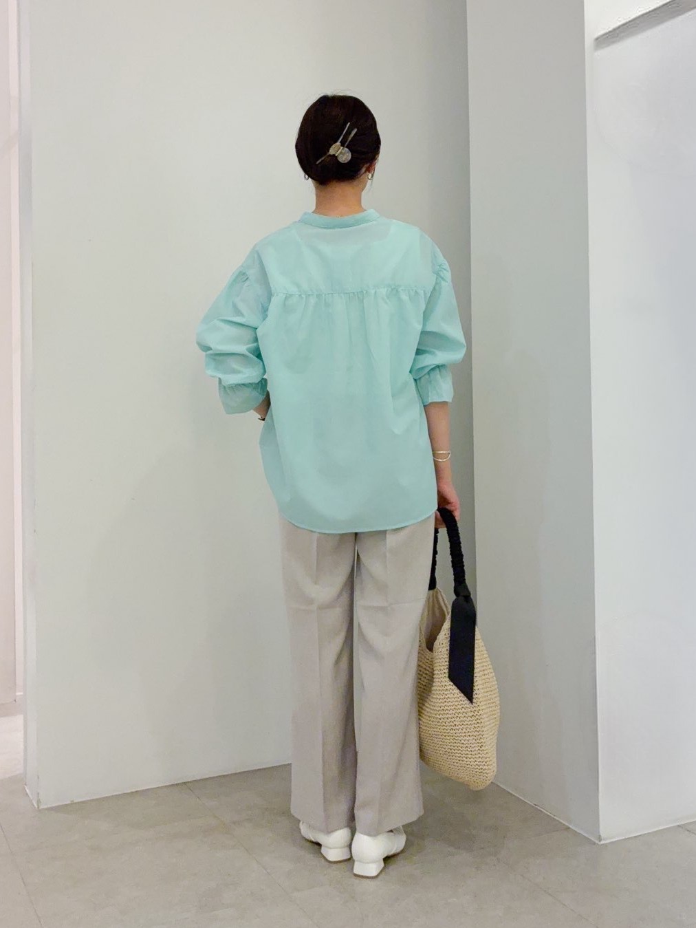 kanakoさんの「grove｜【貴島明日香さん着用／イージーケア／接触冷感】麻混スタンドギャザーシャツ」を使ったコーディネート