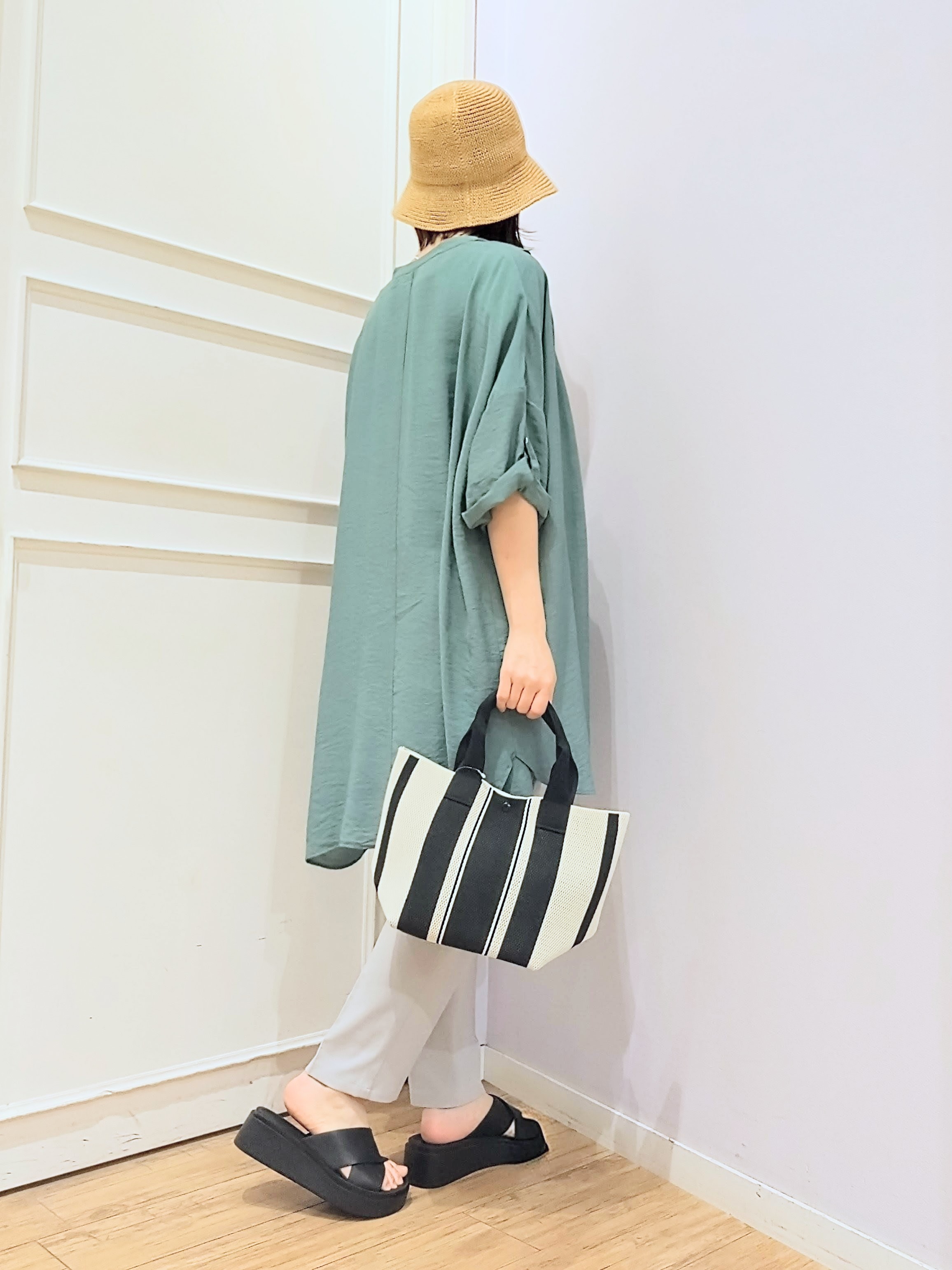 miomioさんの「SHOO･LA･RUE｜【ひんやり/S-LL/洗濯機可】体型カバー叶える 大人のゆるドルマンチュニック」を使ったコーディネート