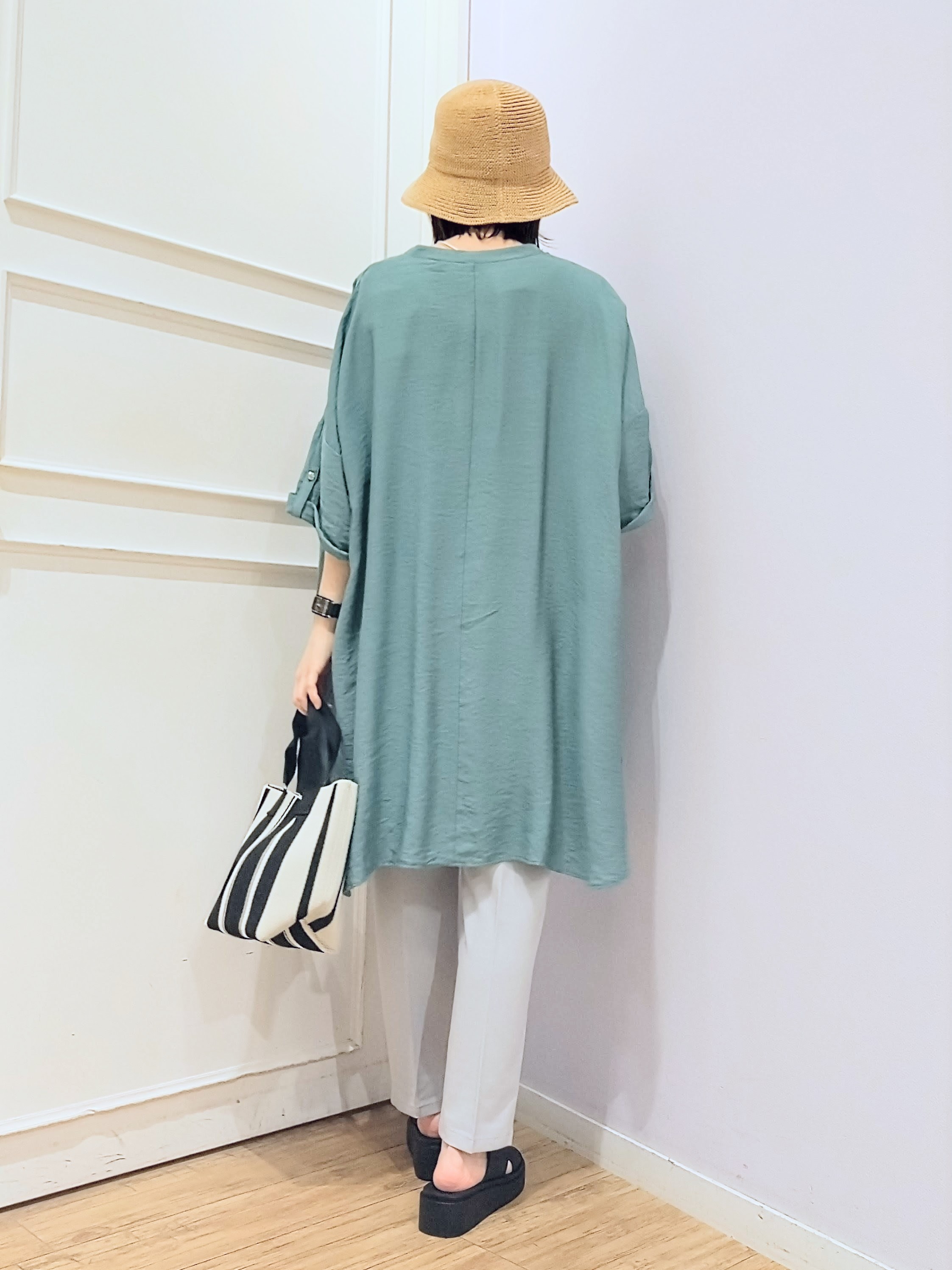 miomioさんの「SHOO･LA･RUE｜【ひんやり/S-LL/洗濯機可】体型カバー叶える 大人のゆるドルマンチュニック」を使ったコーディネート