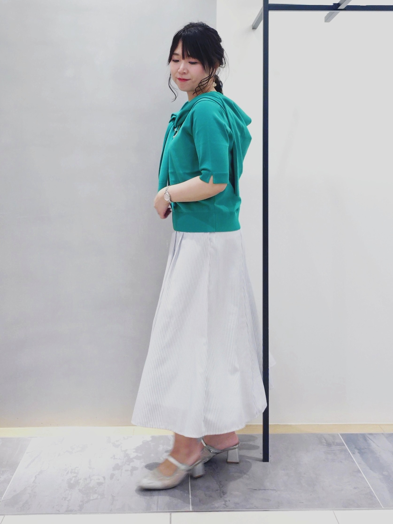 TOMOMIさんの「INDIVI｜【接触冷感／洗える／SETUP可能】シアーシャンブレータックフレアスカート」を使ったコーディネート