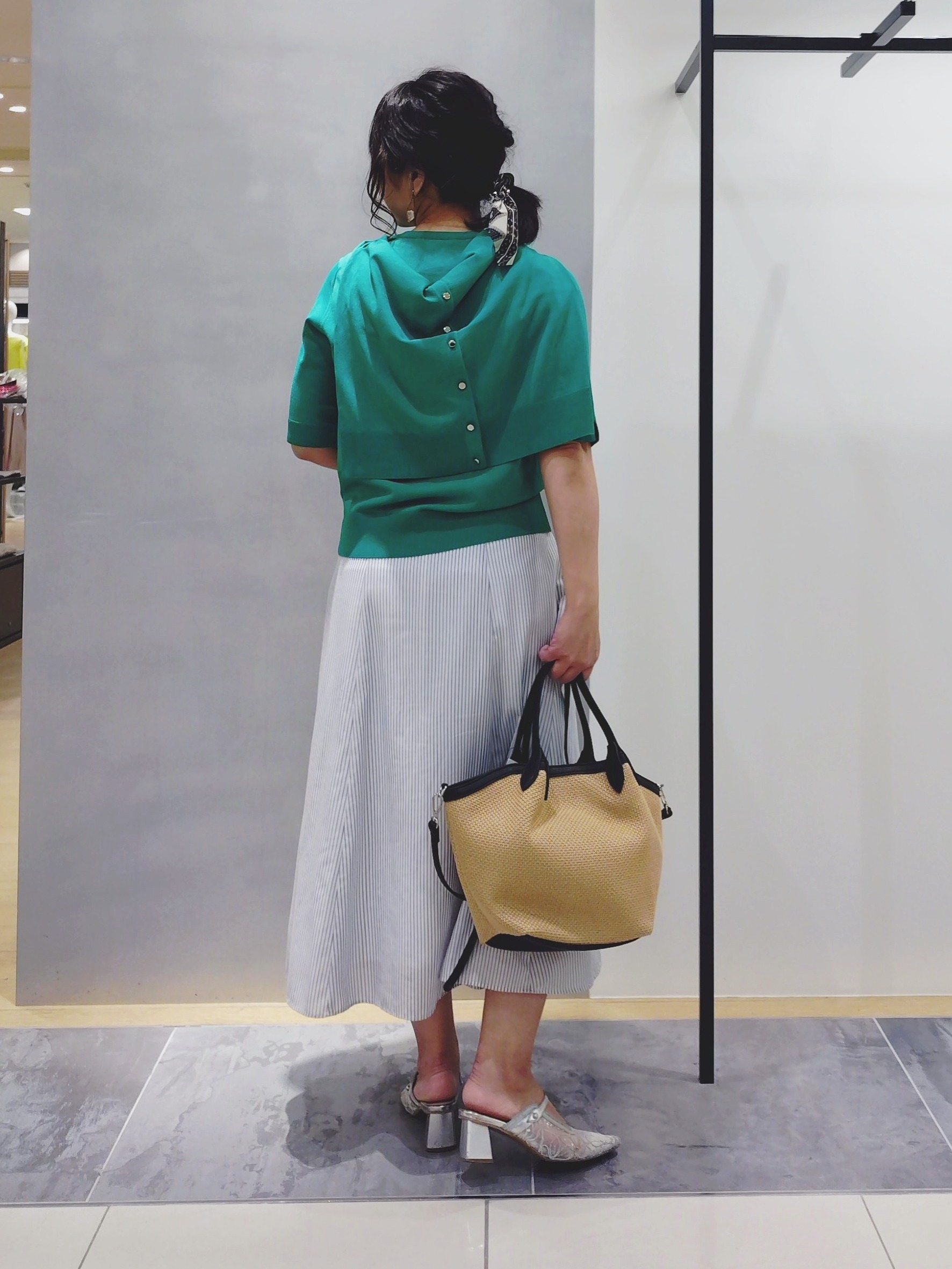 TOMOMIさんの「INDIVI｜【接触冷感／洗える／SETUP可能】シアーシャンブレータックフレアスカート」を使ったコーディネート