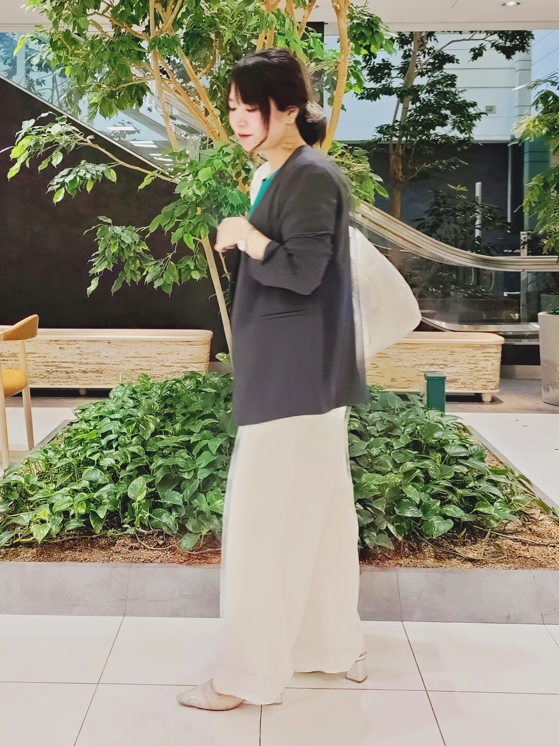 TOMOMIさんの「INDIVI｜【さらに軽く軽快！／着る日傘】ノーカラージャケット」を使ったコーディネート