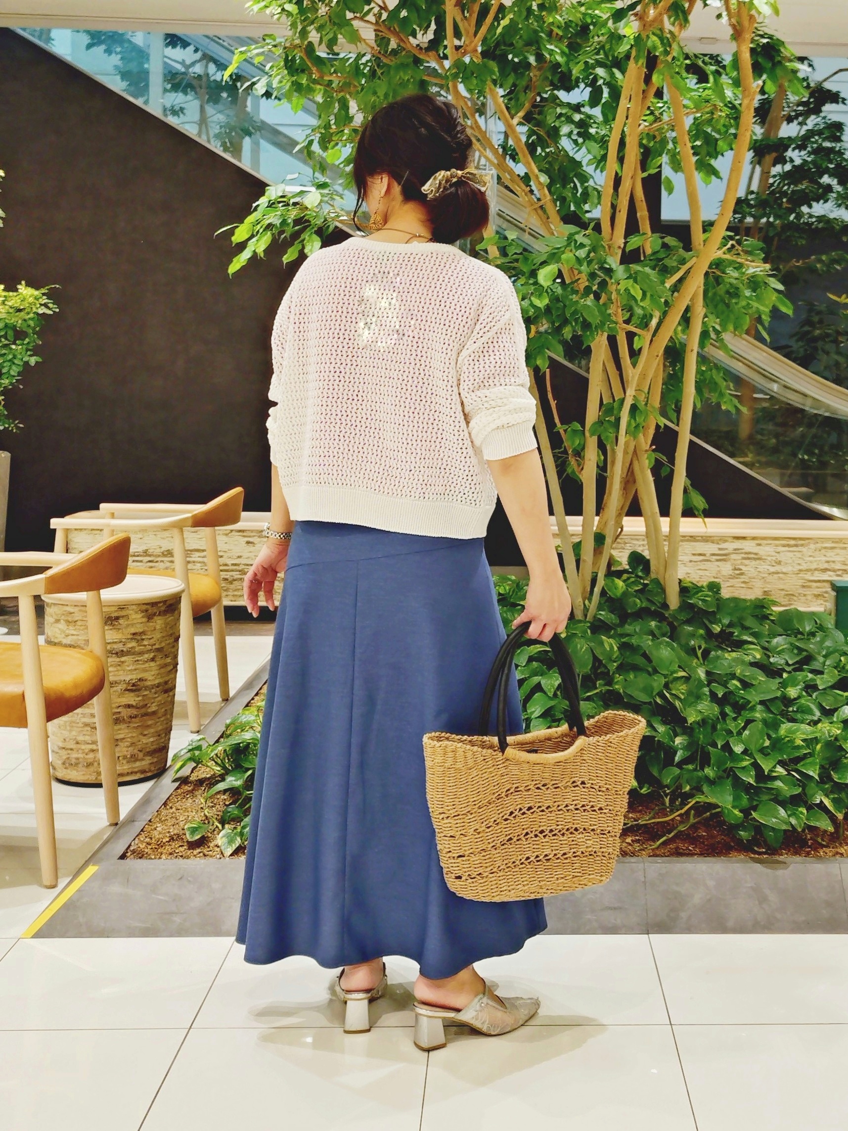 TOMOMIさんの「INDIVI｜【接触冷感／洗える／SETUP可能】シアーシャンブレータックフレアスカート」を使ったコーディネート