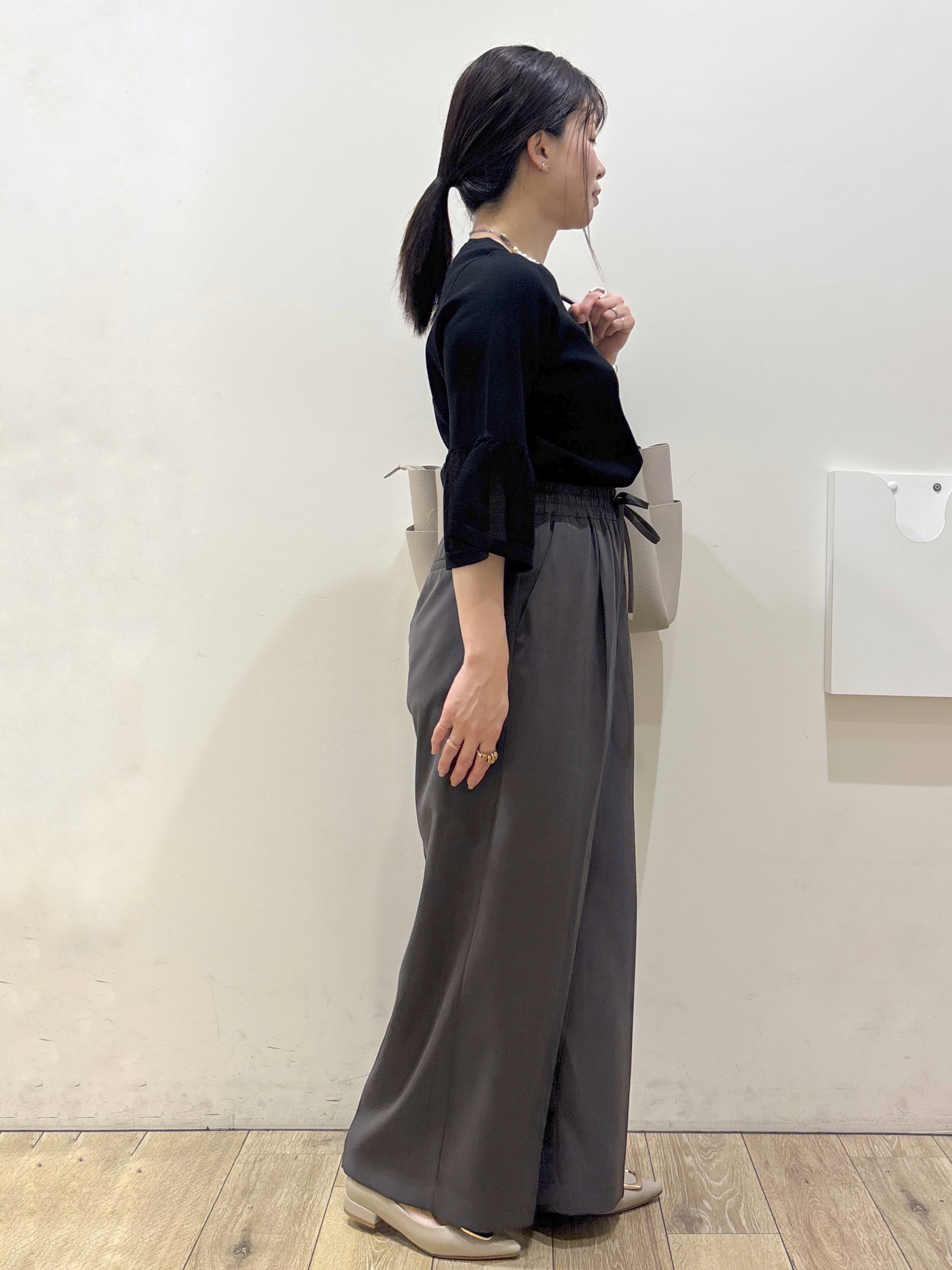 mameさんの「OPAQUE.CLIP｜シアーフレアスリーブニット【洗濯機OK／抗ピル】」を使ったコーディネート