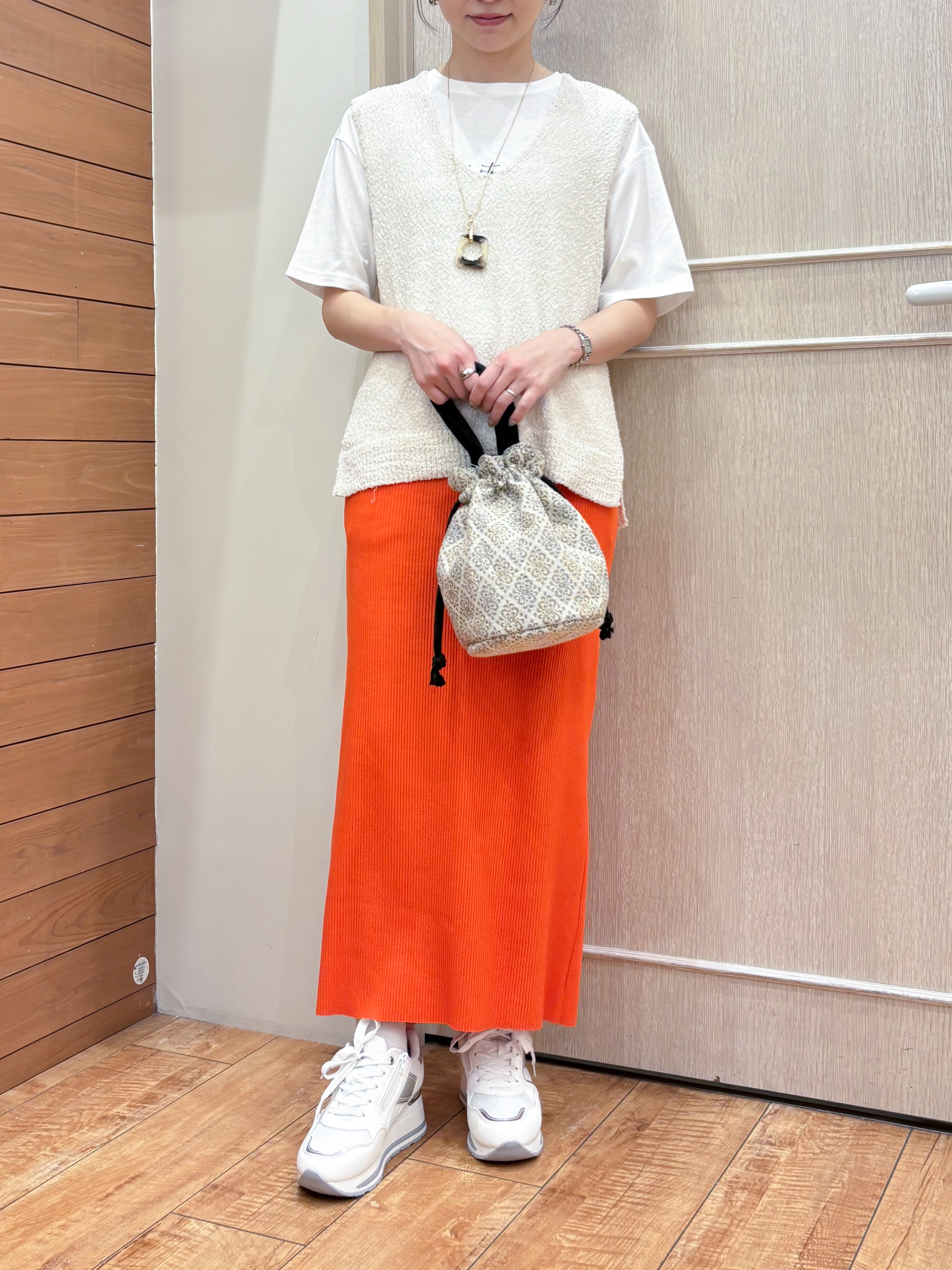なみさんの「SHOO･LA･RUE｜【2点セット/S-LL】ニットベスト＆ロゴTシャツSET」を使ったコーディネート
