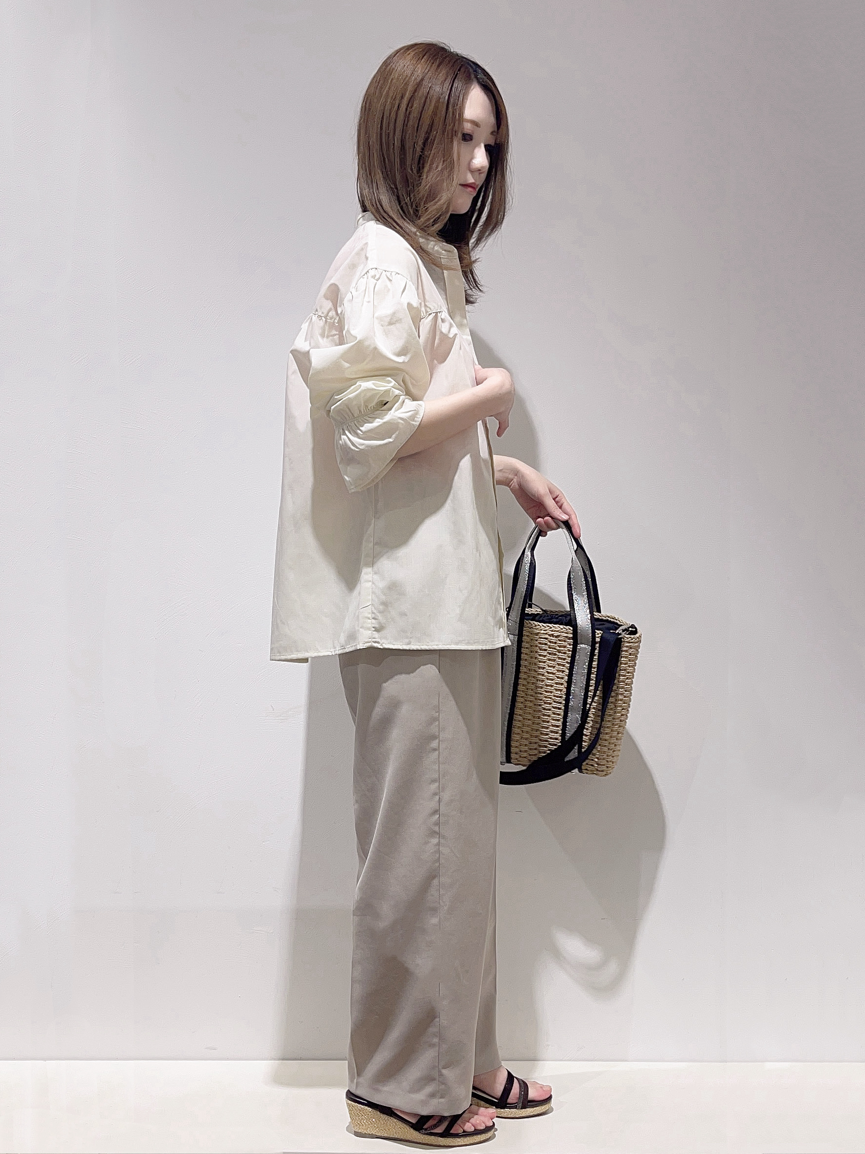 HITOMIさんの「grove｜【貴島明日香さん着用／イージーケア／接触冷感】麻混スタンドギャザーシャツ」を使ったコーディネート