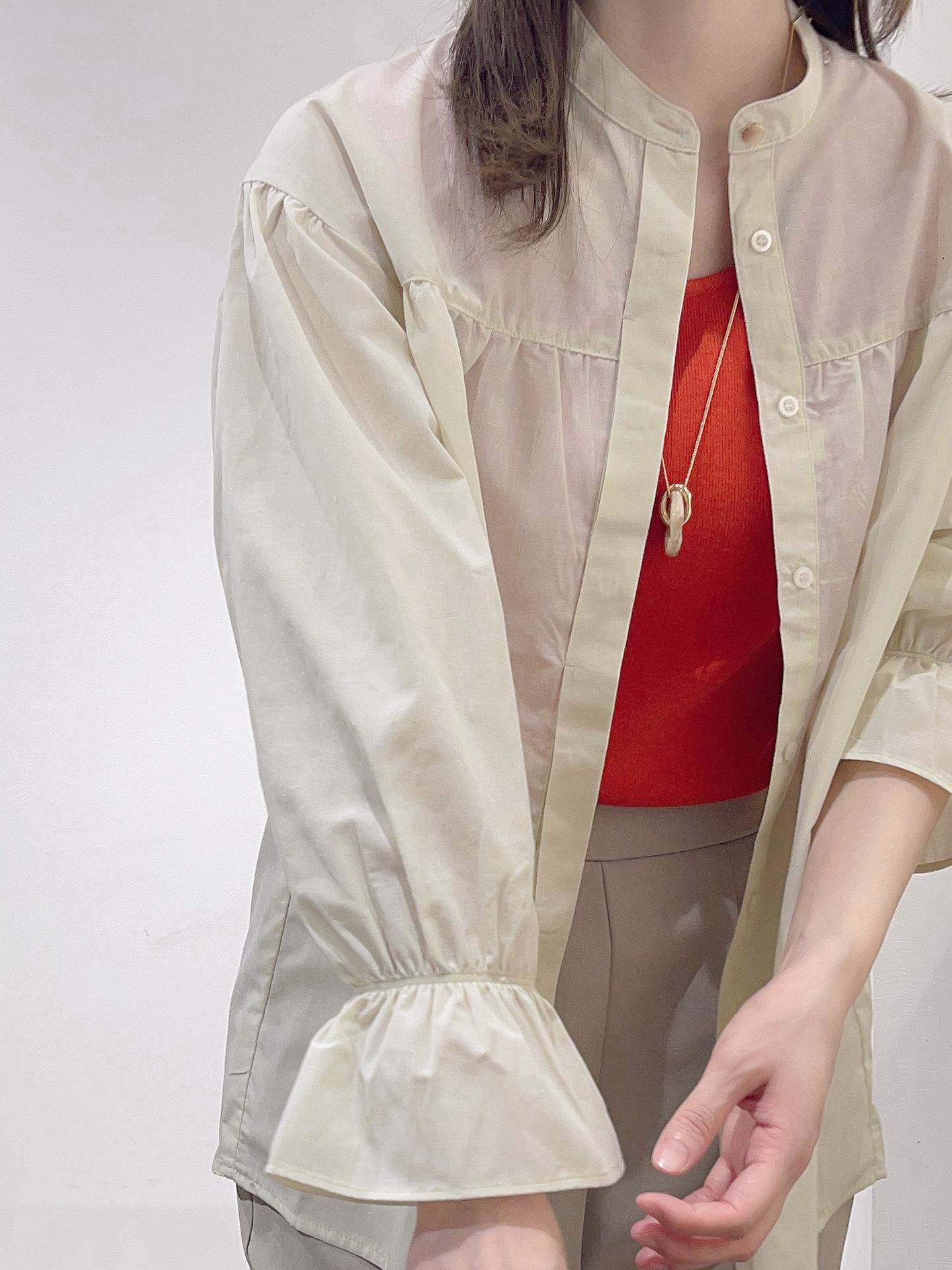 HITOMIさんの「grove｜【貴島明日香さん着用／イージーケア／接触冷感】麻混スタンドギャザーシャツ」を使ったコーディネート