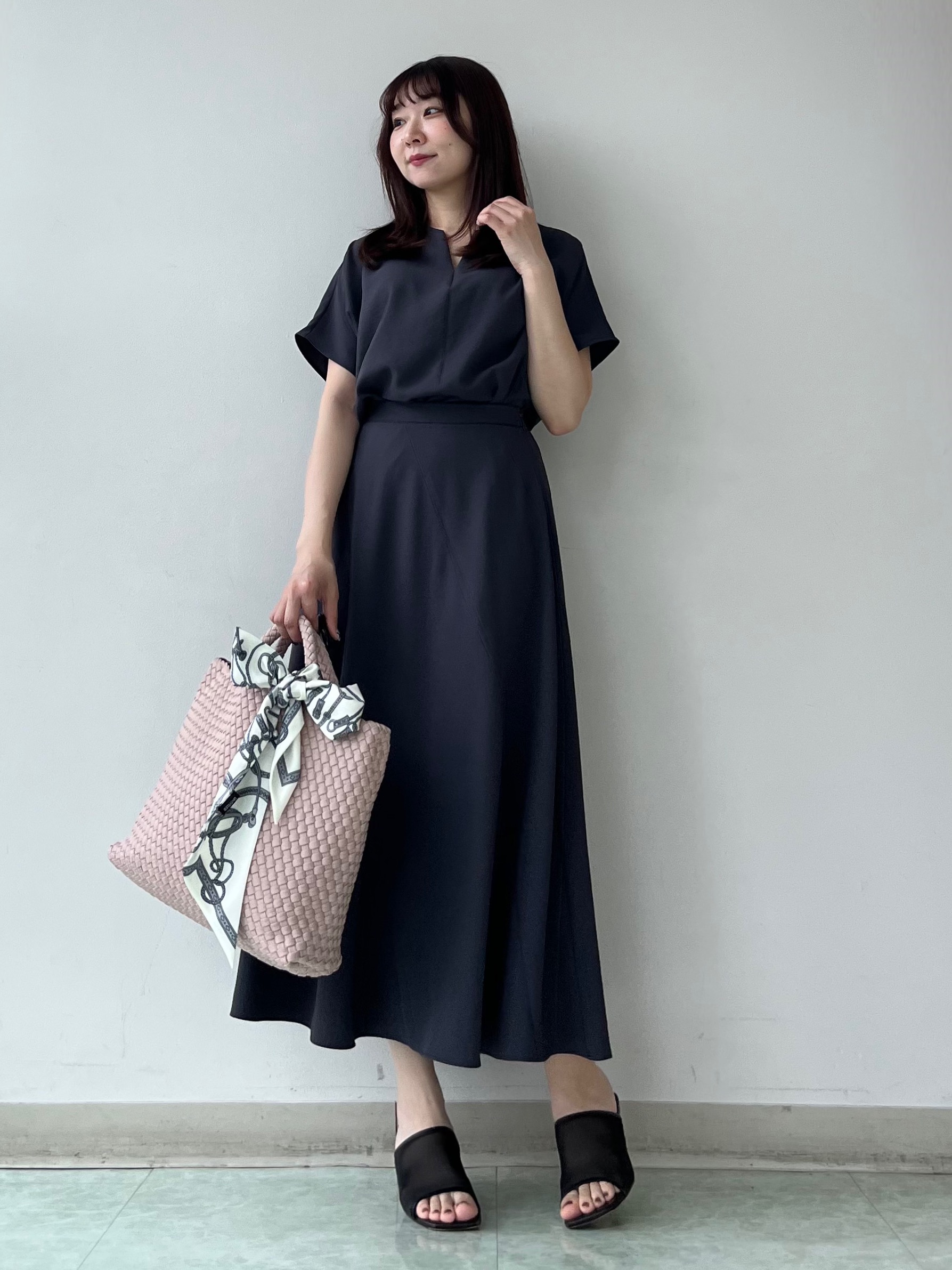 KAHOさんの「UNTITLED｜【UV/接触冷感/セットアップ可】リラクシーキーVネックブラウス」を使ったコーディネート