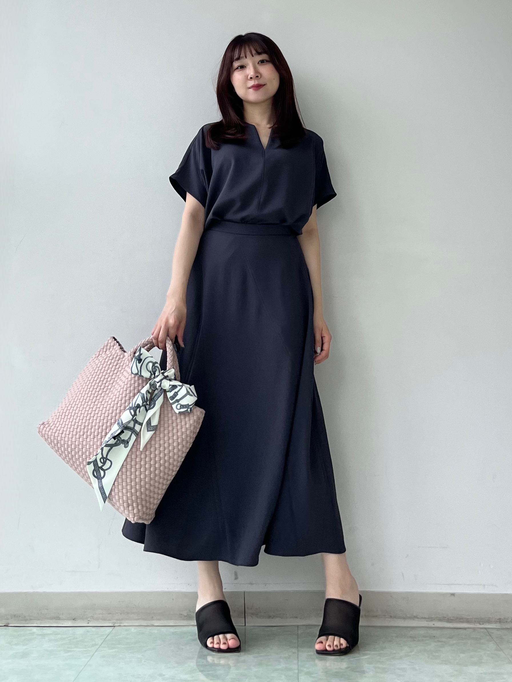 KAHOさんの「UNTITLED｜【UV/接触冷感/セットアップ可】リラクシーキーVネックブラウス」を使ったコーディネート