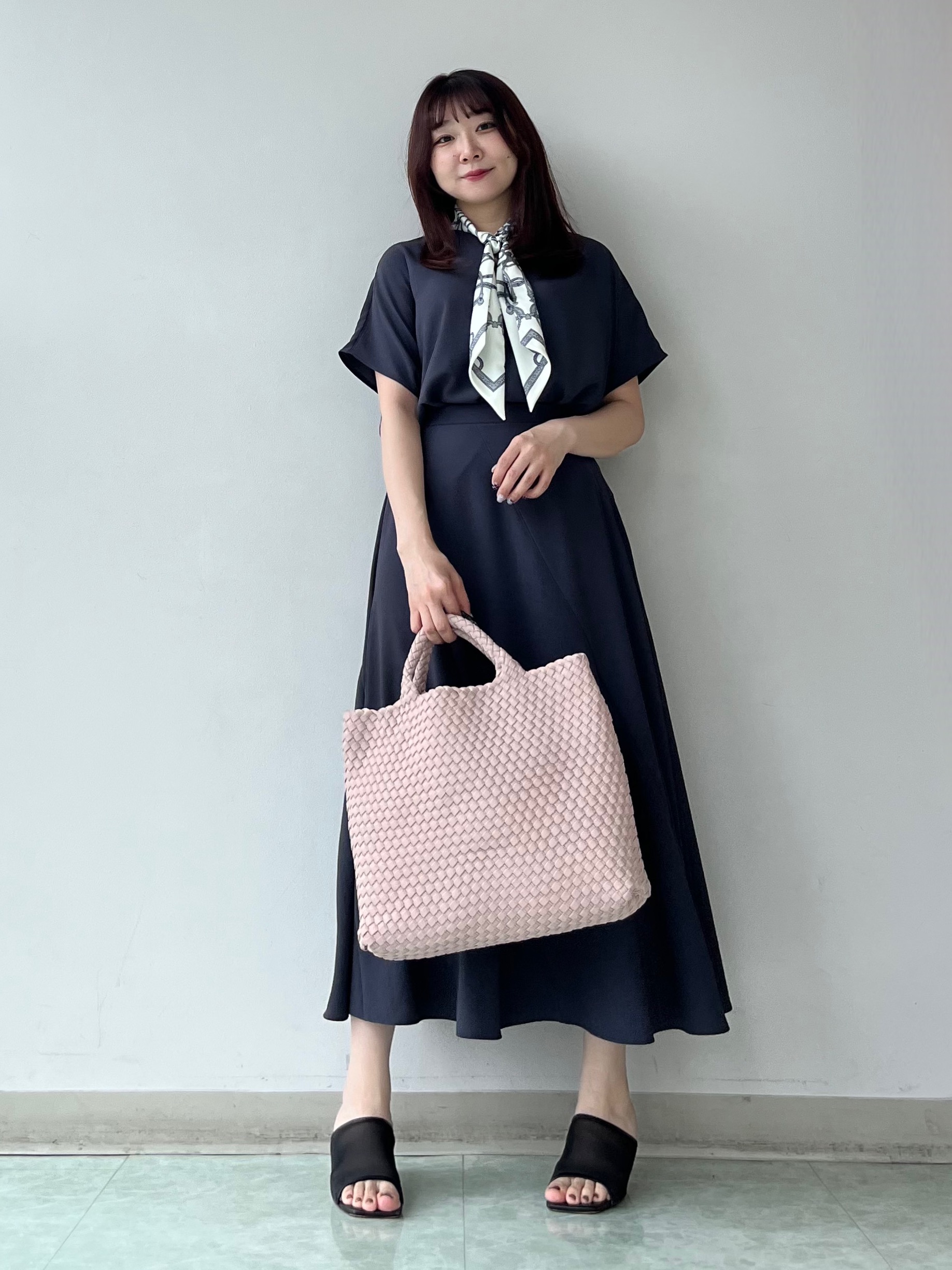 KAHOさんの「UNTITLED｜【UV/接触冷感/セットアップ可】リラクシーキーVネックブラウス」を使ったコーディネート