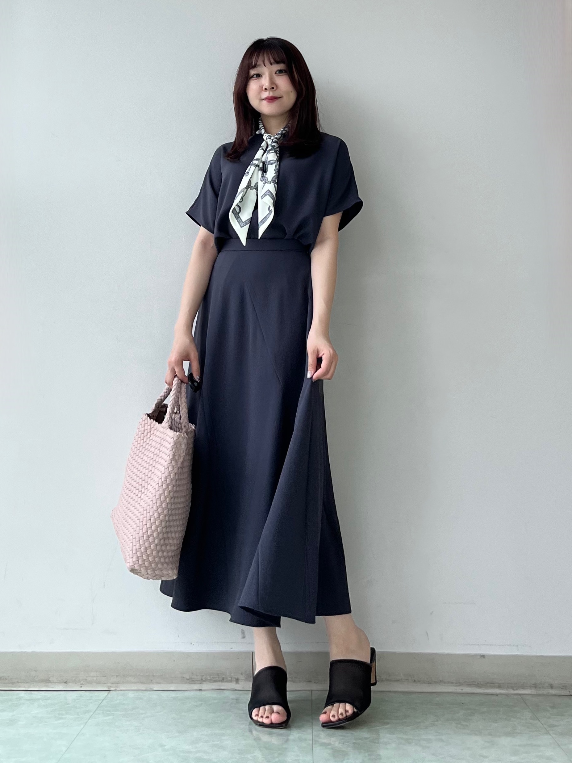 KAHOさんの「UNTITLED｜【UV/接触冷感/セットアップ可】リラクシーキーVネックブラウス」を使ったコーディネート