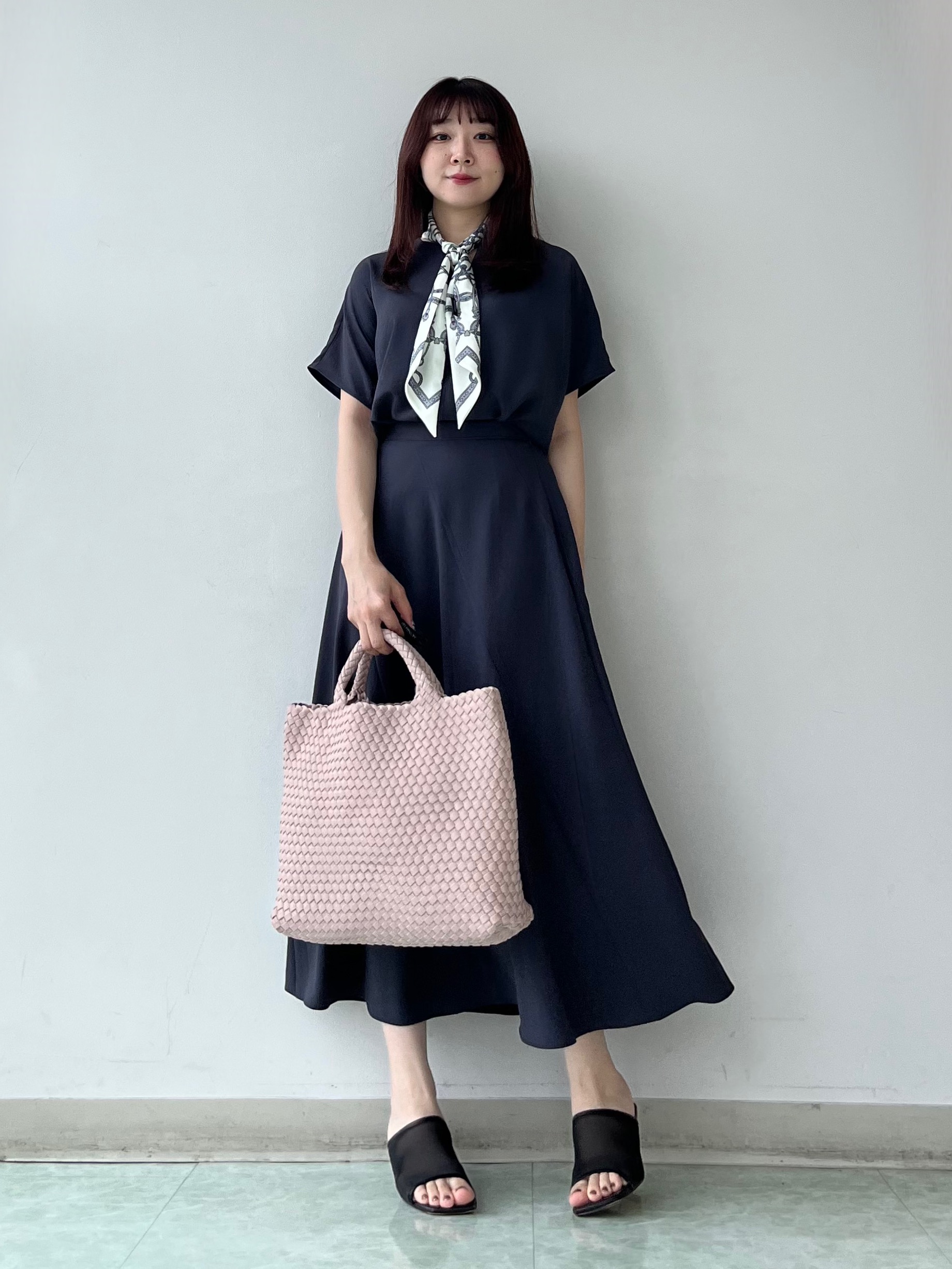 KAHOさんの「UNTITLED｜【UV/接触冷感/セットアップ可】リラクシーキーVネックブラウス」を使ったコーディネート