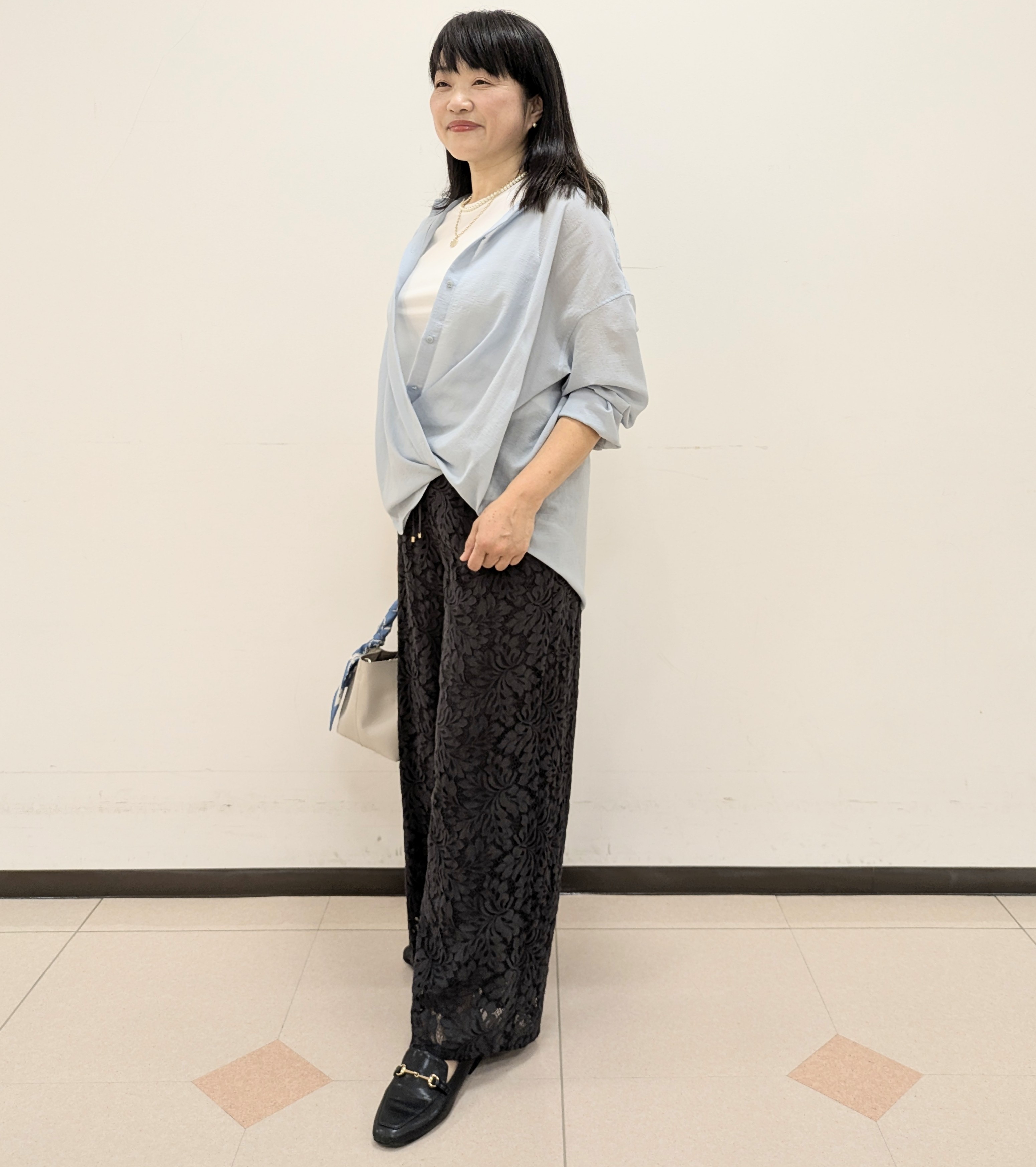 ともさんの「UNTITLED｜【2WAY/マシンウォッシャブル】カシュクールデザインシャツ」を使ったコーディネート