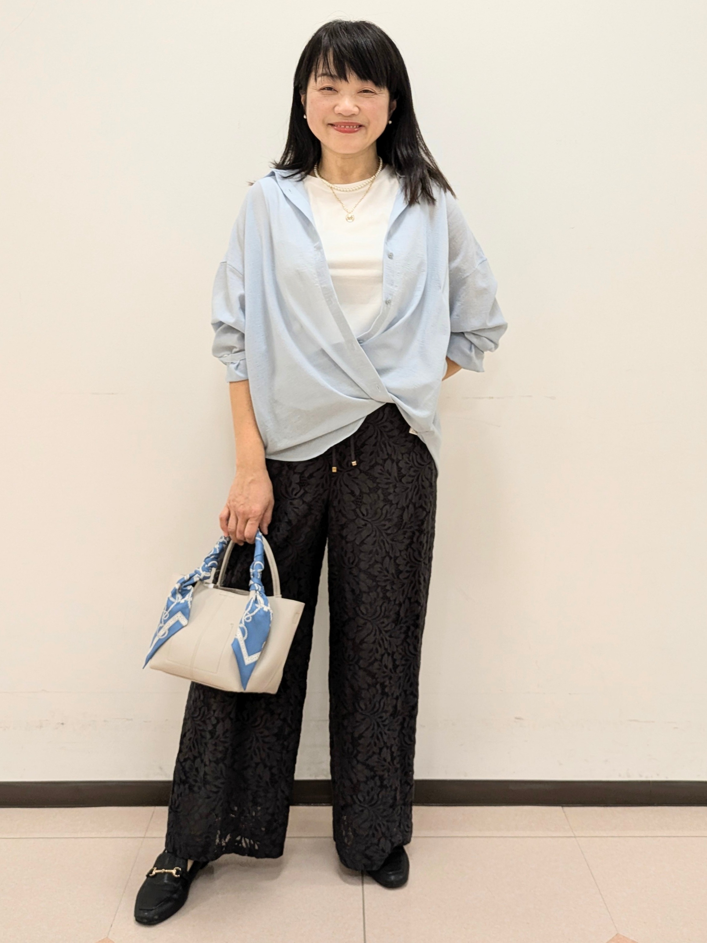 ともさんの「UNTITLED｜【2WAY/マシンウォッシャブル】カシュクールデザインシャツ」を使ったコーディネート