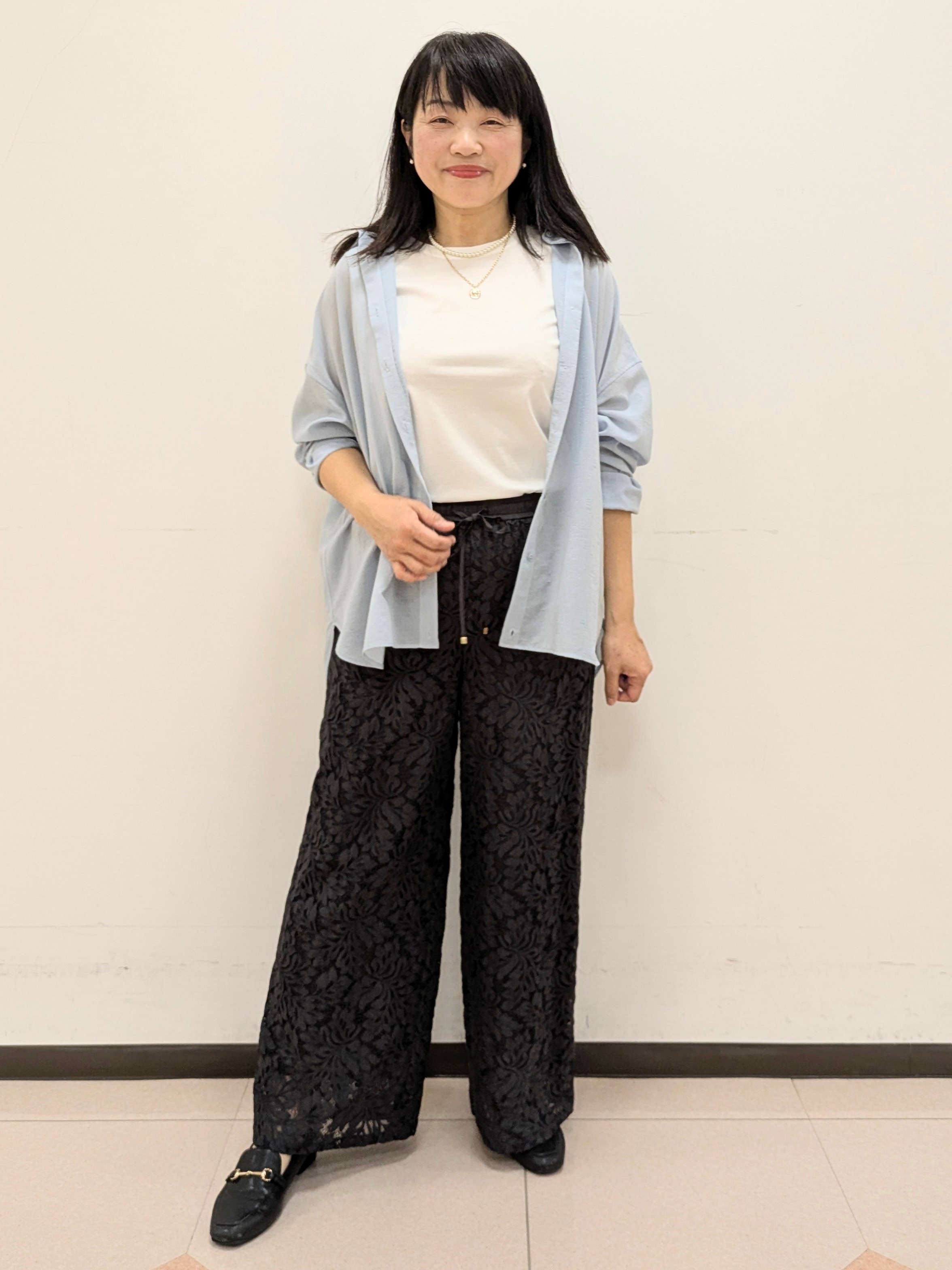 ともさんの「UNTITLED｜【2WAY/マシンウォッシャブル】カシュクールデザインシャツ」を使ったコーディネート