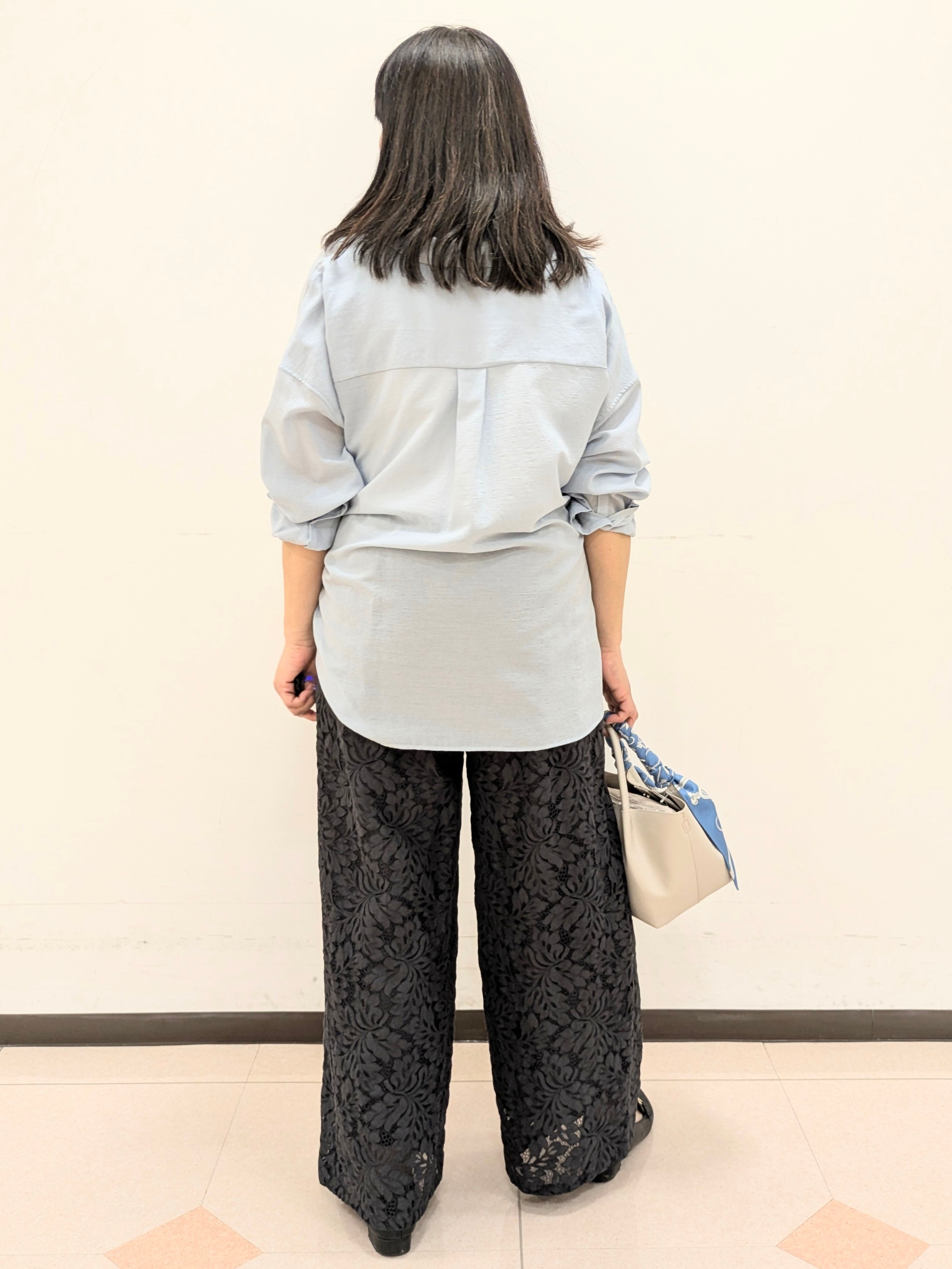 ともさんの「UNTITLED｜【2WAY/マシンウォッシャブル】カシュクールデザインシャツ」を使ったコーディネート