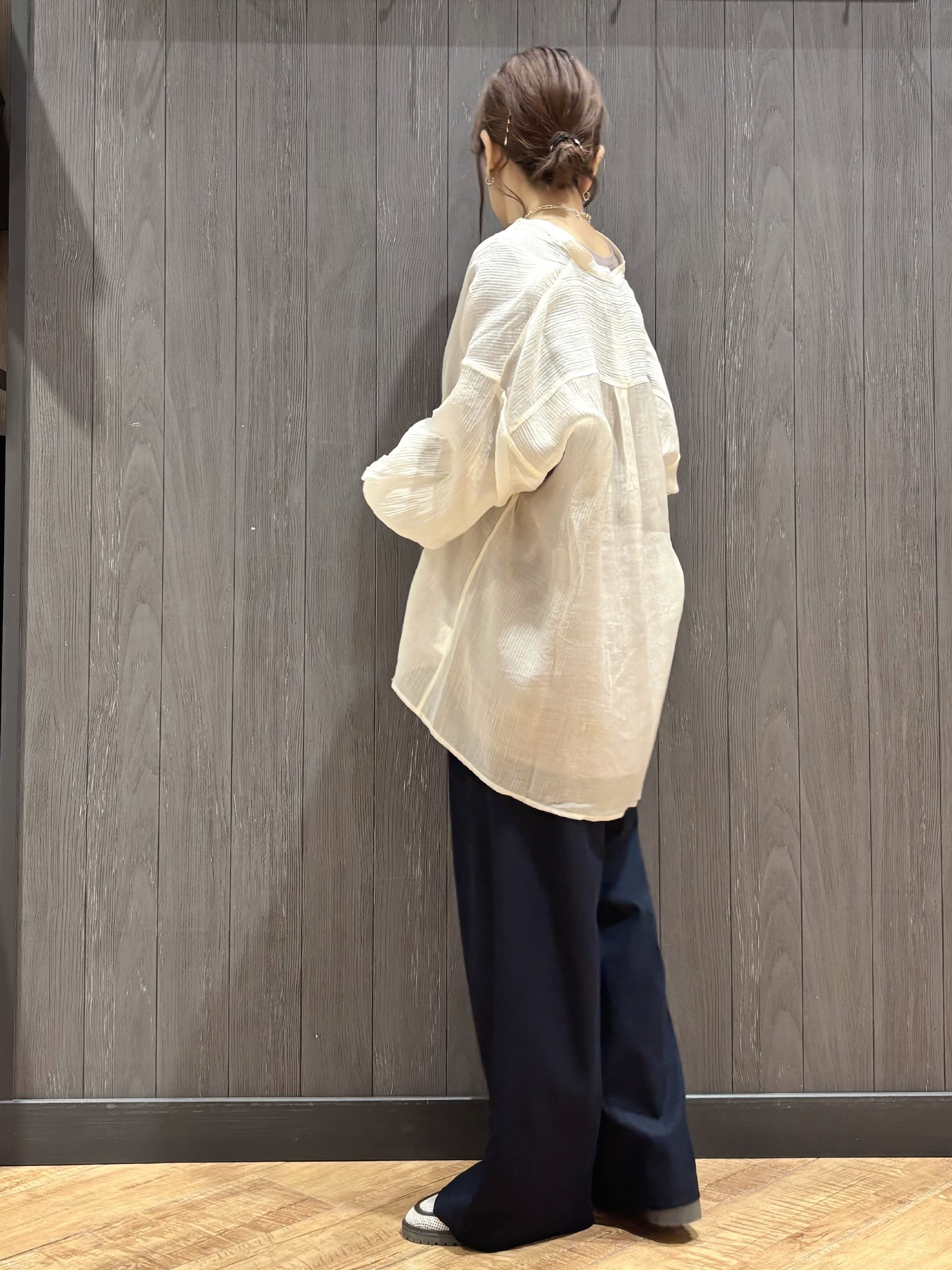 meiさんの「SHOO･LA･RUE｜【S-LL】大人のシアー感 風合い楽しむバンドカラーシャツ」を使ったコーディネート