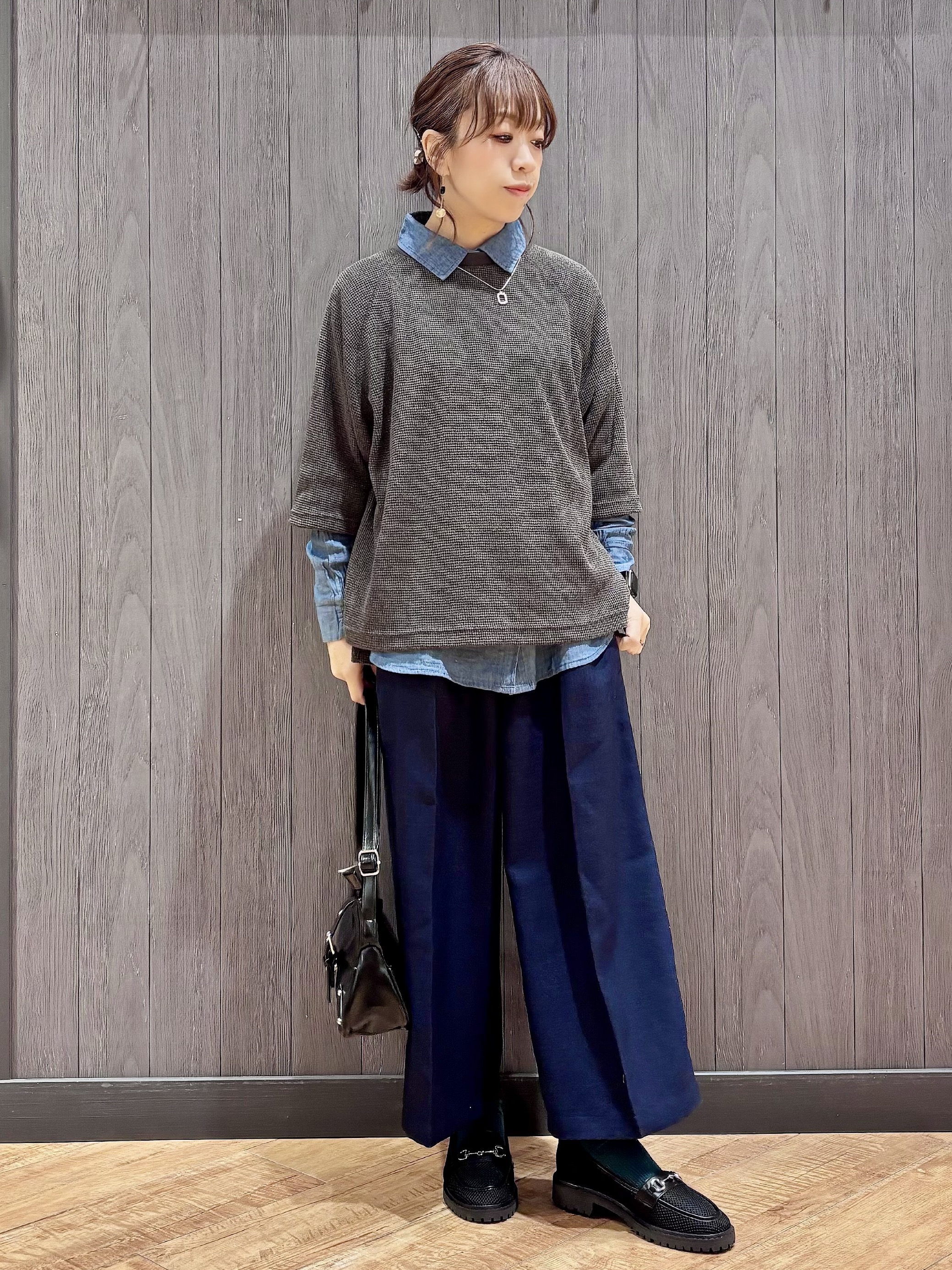 meiさんの「SHOO･LA･RUE｜【綿100%/UV/S-LL/体型カバー】優しく透ける 柔らかシアーデニムシャツ」を使ったコーディネート