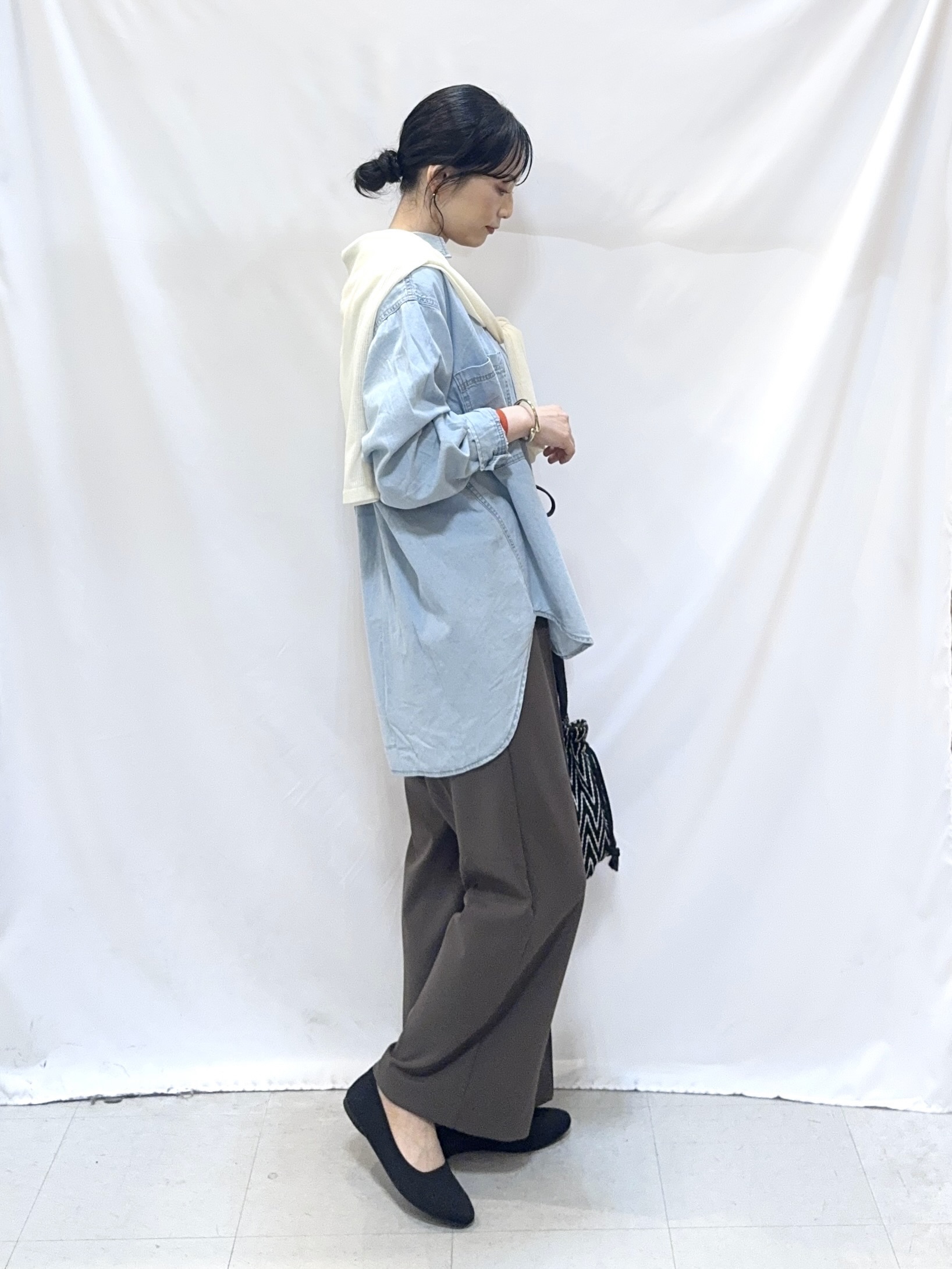𝐇𝐢𝐫𝐨𝐦𝐢さんの「SHOO･LA･RUE｜【洗濯機可/体型カバー】こなれ感をプラスする ライトオンスデニムシャツ」を使ったコーディネート