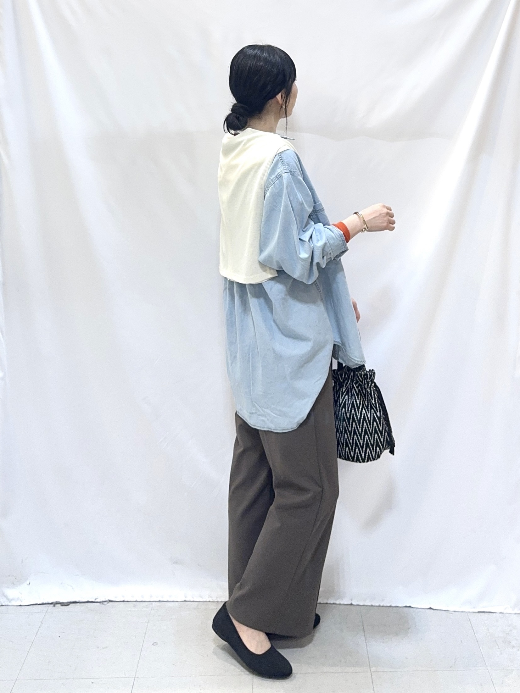 𝐇𝐢𝐫𝐨𝐦𝐢さんの「SHOO･LA･RUE｜【洗濯機可/体型カバー】こなれ感をプラスする ライトオンスデニムシャツ」を使ったコーディネート