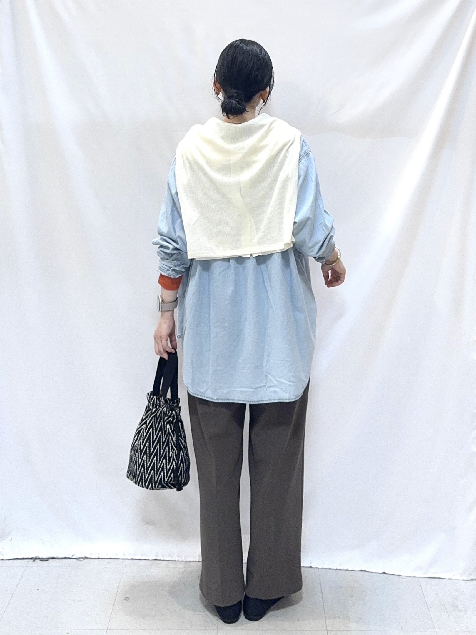 𝐇𝐢𝐫𝐨𝐦𝐢さんの「SHOO･LA･RUE｜【洗濯機可/体型カバー】こなれ感をプラスする ライトオンスデニムシャツ」を使ったコーディネート