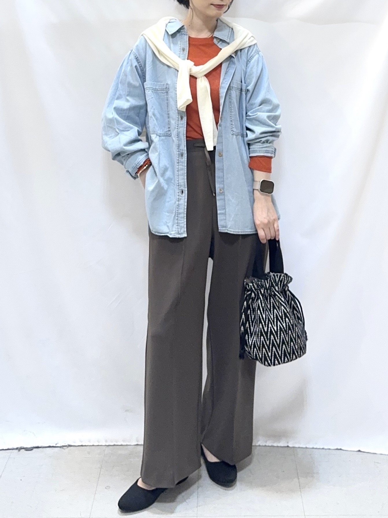 𝐇𝐢𝐫𝐨𝐦𝐢さんの「SHOO･LA･RUE｜【洗濯機可/体型カバー】こなれ感をプラスする ライトオンスデニムシャツ」を使ったコーディネート