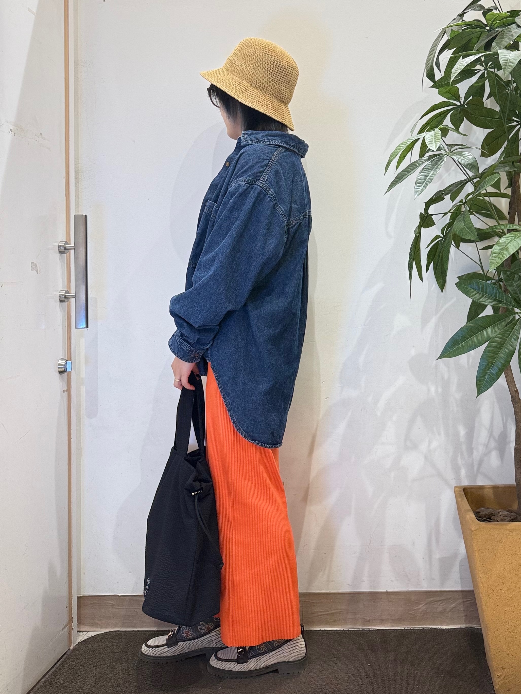 misakiさんの「SHOO･LA･RUE｜【洗濯機可/体型カバー】こなれ感をプラスする ライトオンスデニムシャツ」を使ったコーディネート