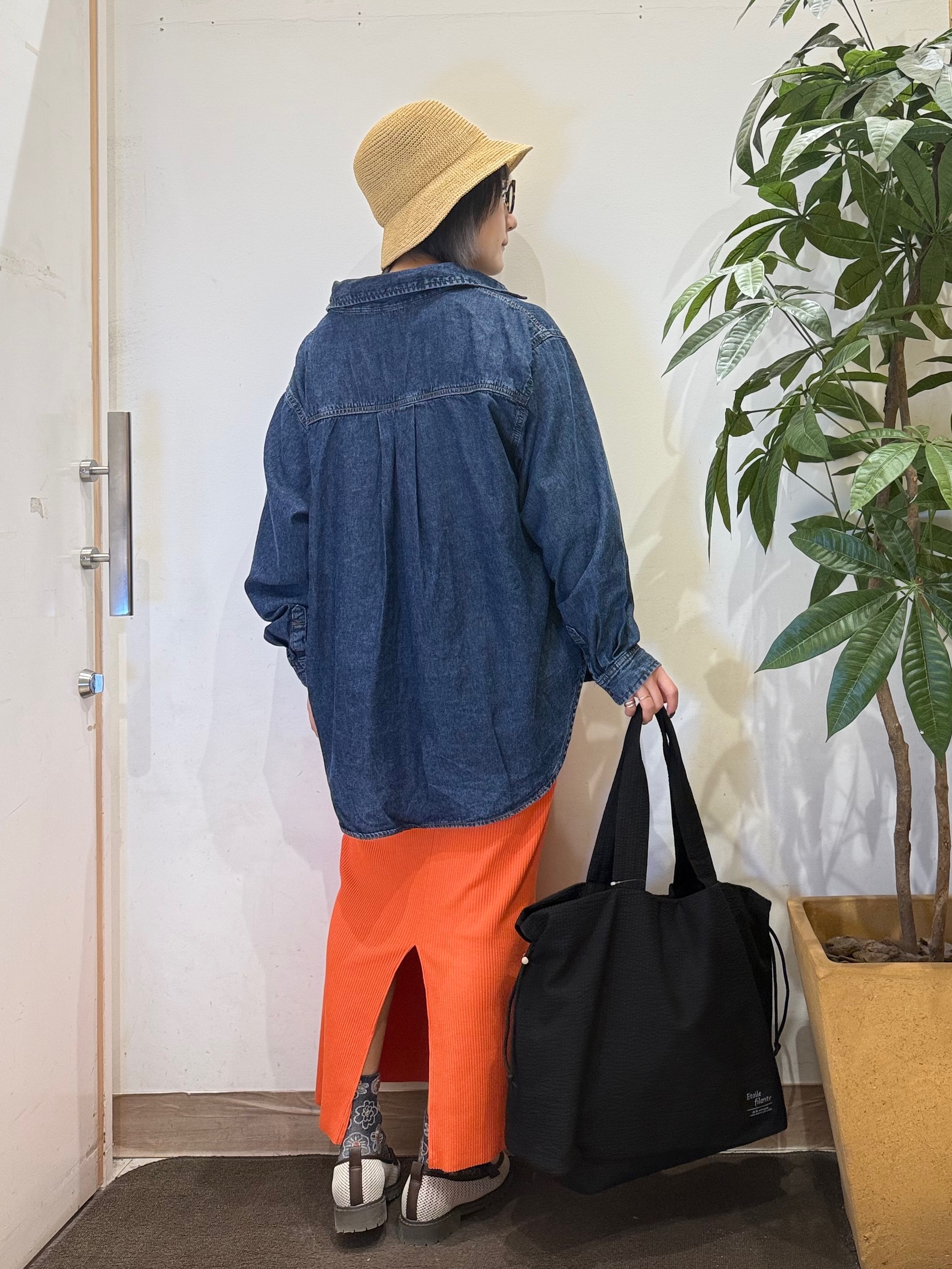 misakiさんの「SHOO･LA･RUE｜【洗濯機可/体型カバー】こなれ感をプラスする ライトオンスデニムシャツ」を使ったコーディネート