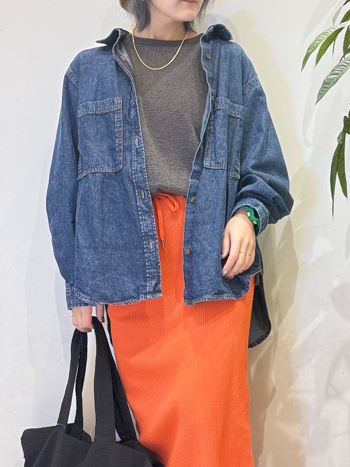 misakiさんの「SHOO･LA･RUE｜【洗濯機可/体型カバー】こなれ感をプラスする ライトオンスデニムシャツ」を使ったコーディネート