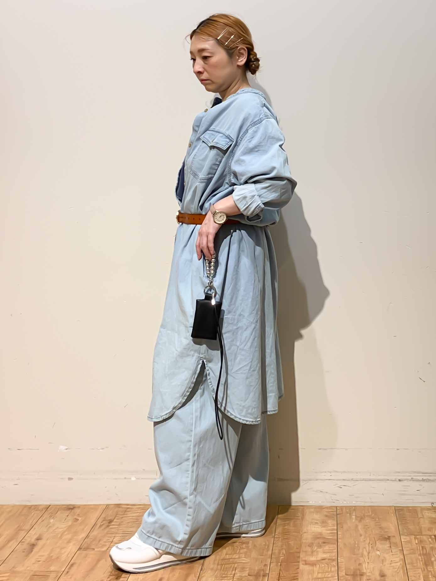 MEGさんの「SHOO･LA･RUE｜【ライトオンスデニム/S-LL/体型カバー】首元すっきり ワンピにもなるロングデニムシャツ」を使ったコーディネート