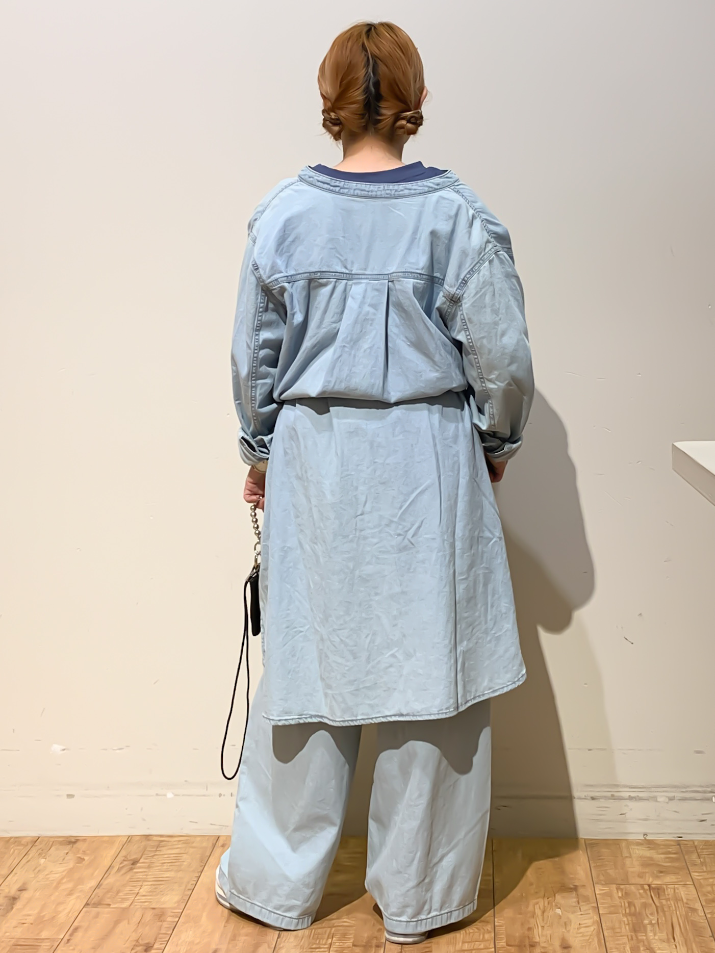 MEGさんの「SHOO･LA･RUE｜【ライトオンスデニム/S-LL/体型カバー】首元すっきり ワンピにもなるロングデニムシャツ」を使ったコーディネート