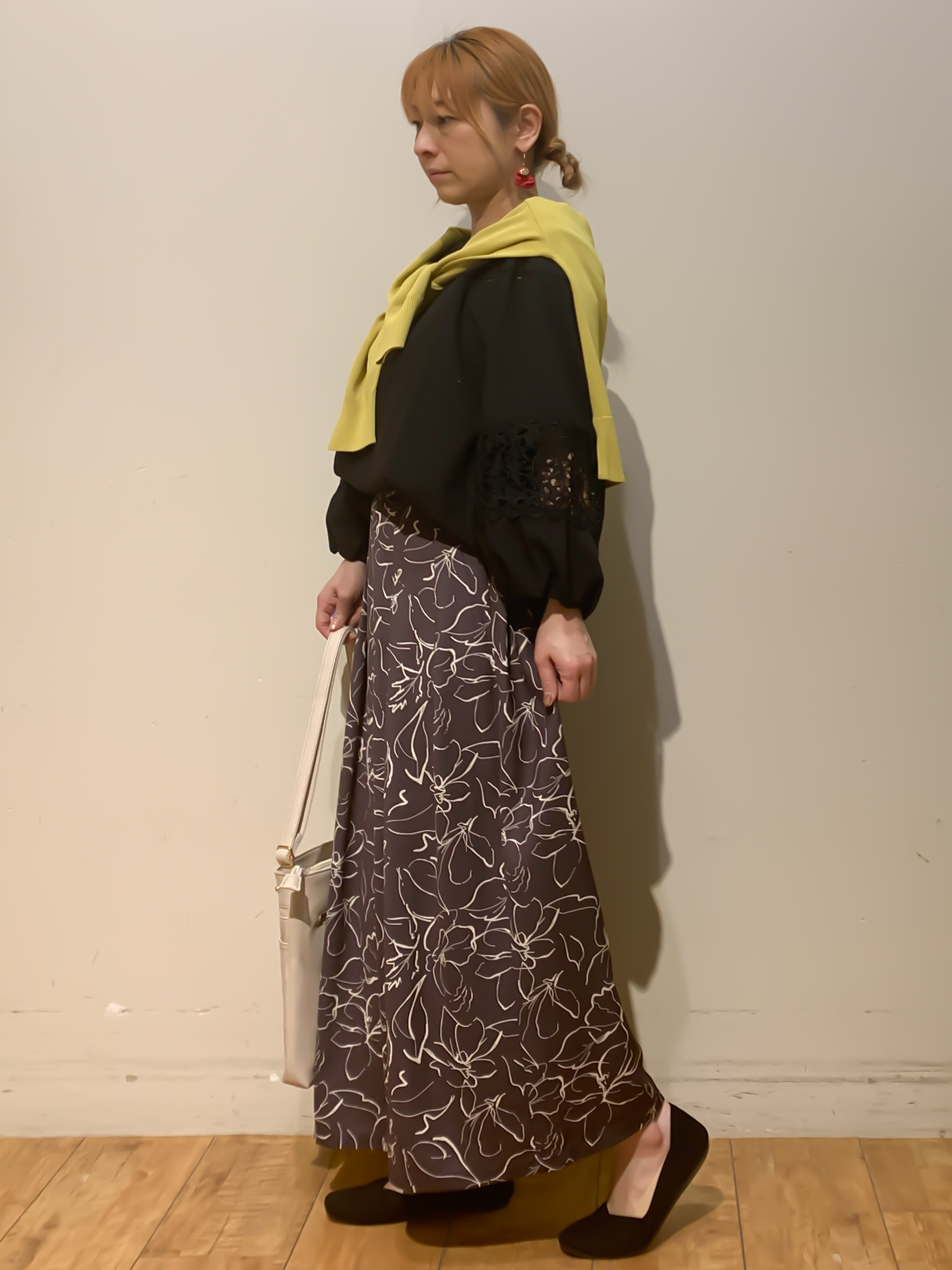 MEGさんの「SHOO･LA･RUE｜【洗濯機可/ひんやり/UV】さらっとしたタッチが心地よい ショート丈 Vネックカーディガン」を使ったコーディネート