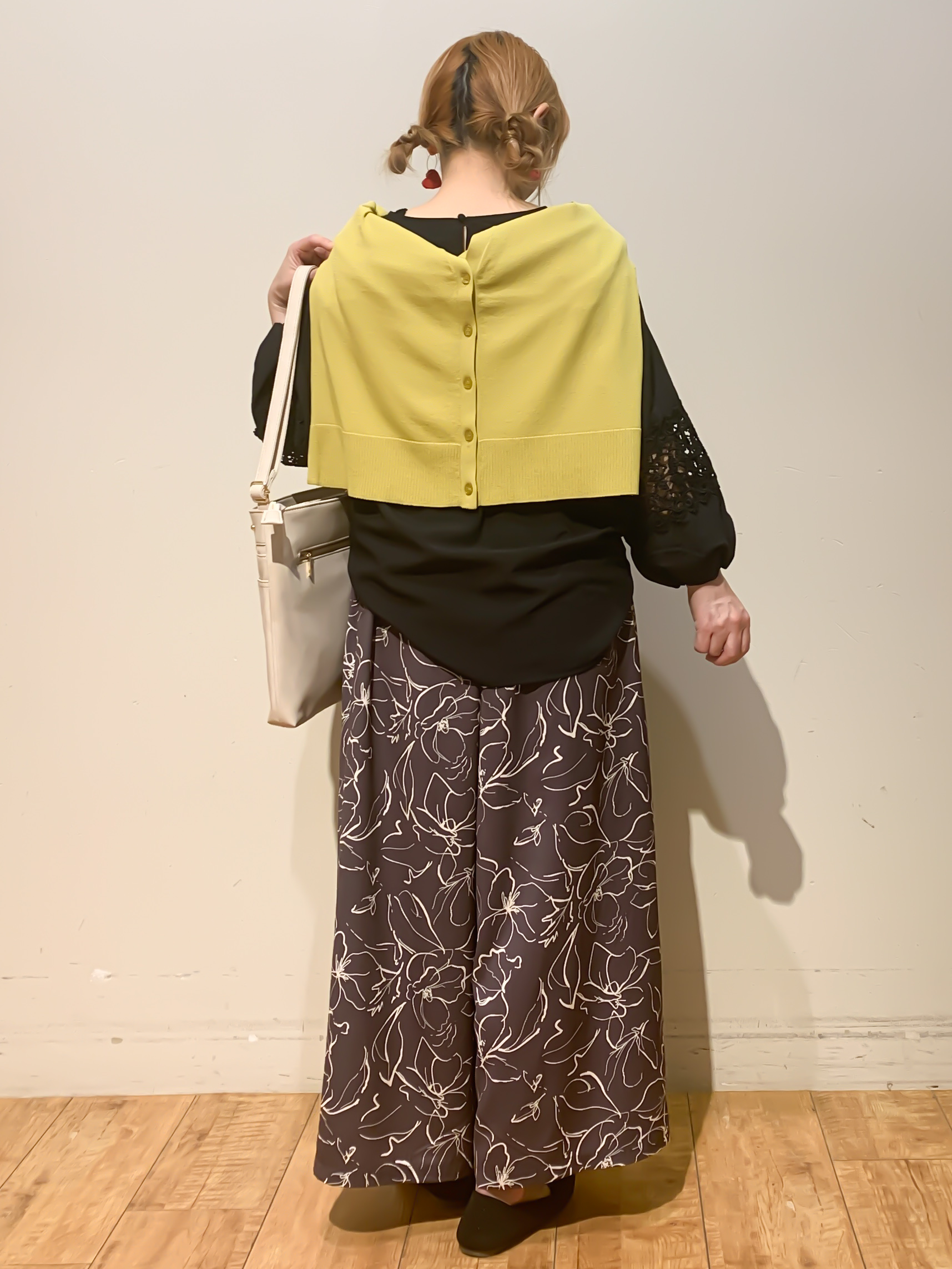 MEGさんの「SHOO･LA･RUE｜【洗濯機可/ひんやり/UV】さらっとしたタッチが心地よい ショート丈 Vネックカーディガン」を使ったコーディネート