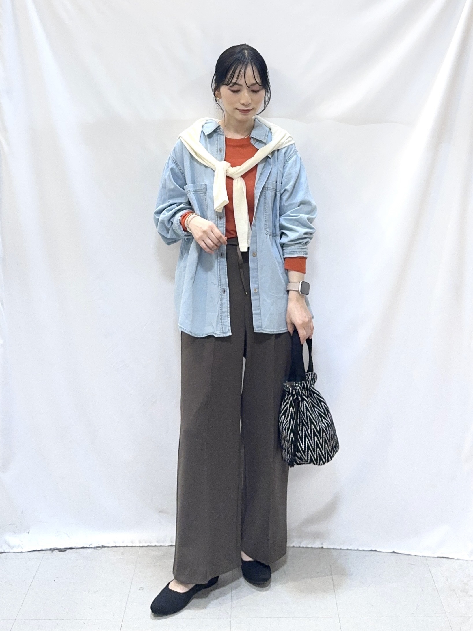 𝐇𝐢𝐫𝐨𝐦𝐢さんの「SHOO･LA･RUE｜【洗濯機可/体型カバー】こなれ感をプラスする ライトオンスデニムシャツ」を使ったコーディネート