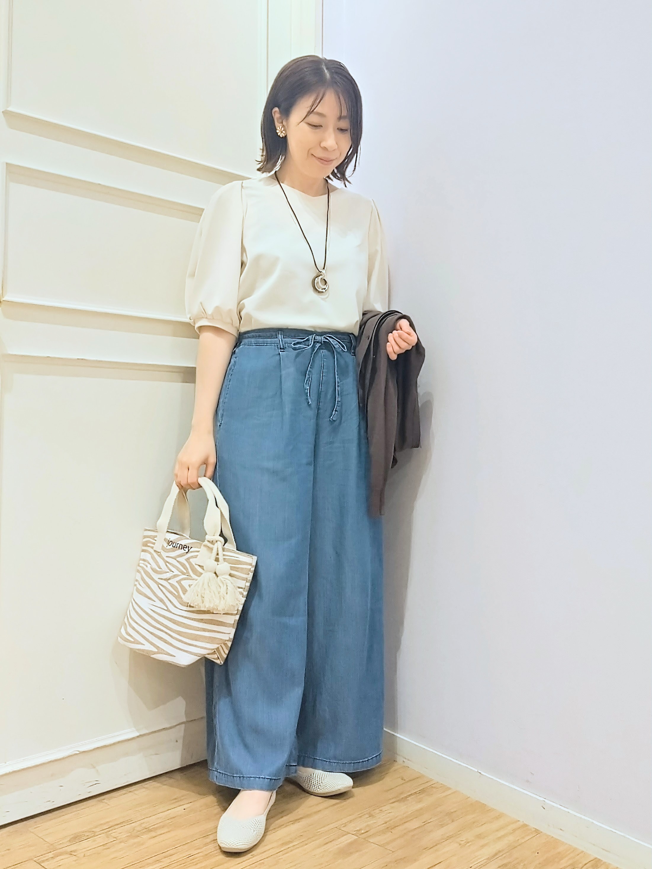 miomioさんの「SHOO･LA･RUE｜【洗濯機可/ひんやり/UV】さらっとしたタッチが心地よい ショート丈 Vネックカーディガン」を使ったコーディネート