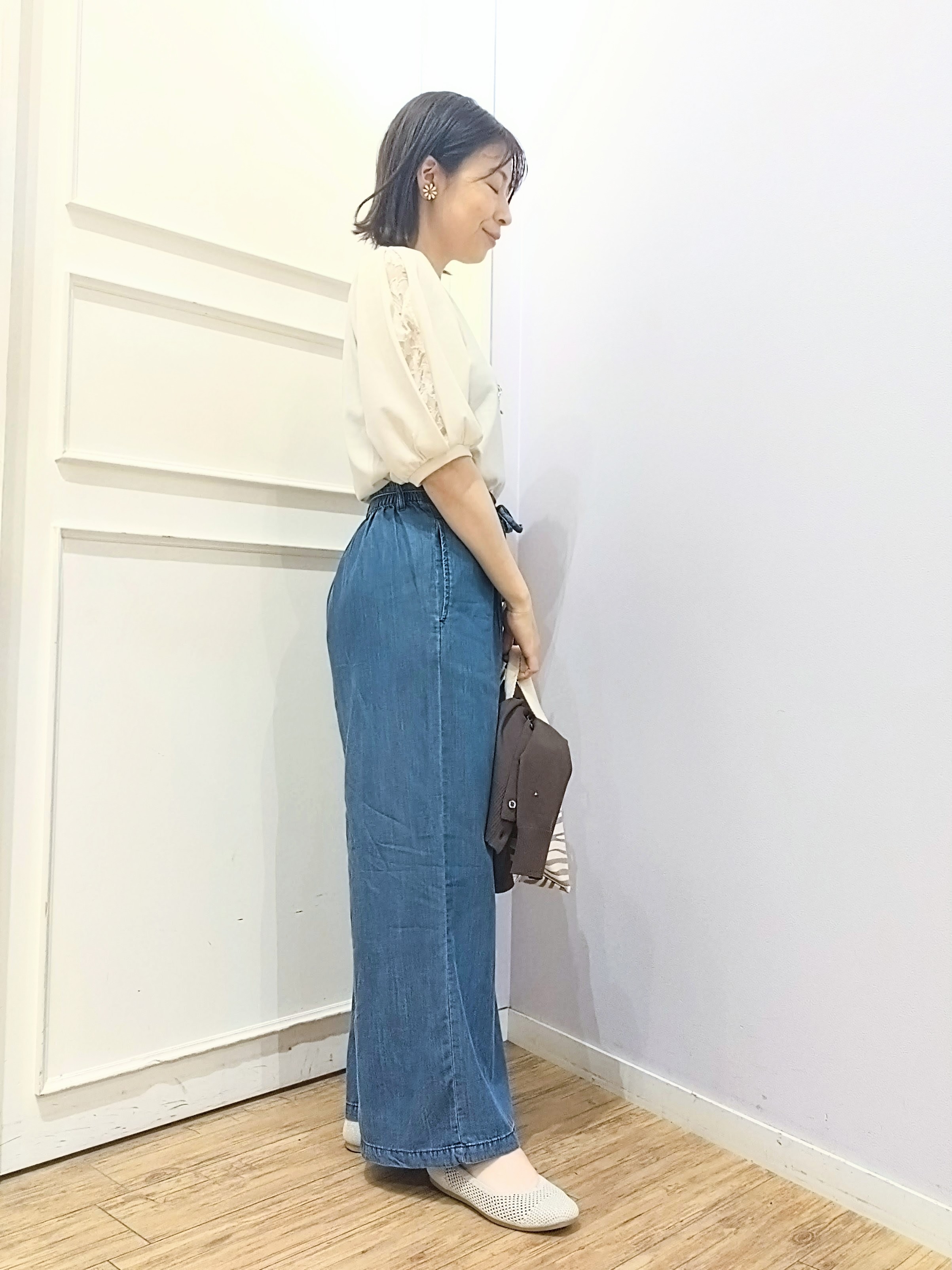 miomioさんの「SHOO･LA･RUE｜【洗濯機可/ひんやり/UV】さらっとしたタッチが心地よい ショート丈 Vネックカーディガン」を使ったコーディネート