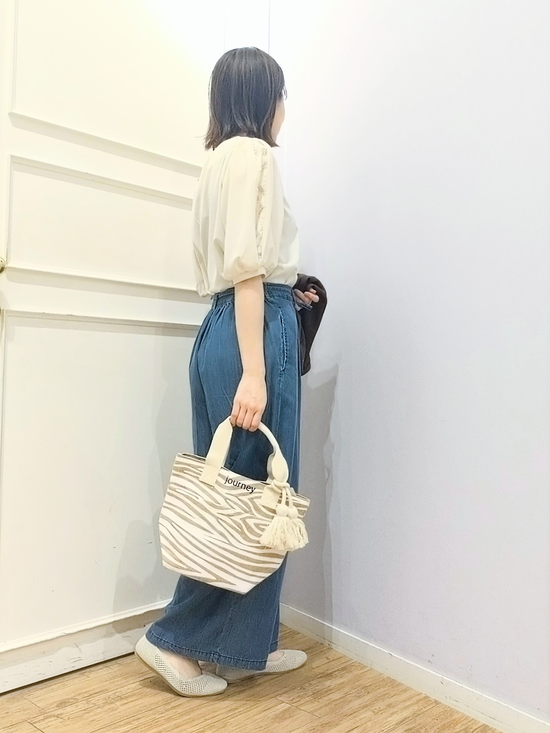 miomioさんの「SHOO･LA･RUE｜【洗濯機可/ひんやり/UV】さらっとしたタッチが心地よい ショート丈 Vネックカーディガン」を使ったコーディネート