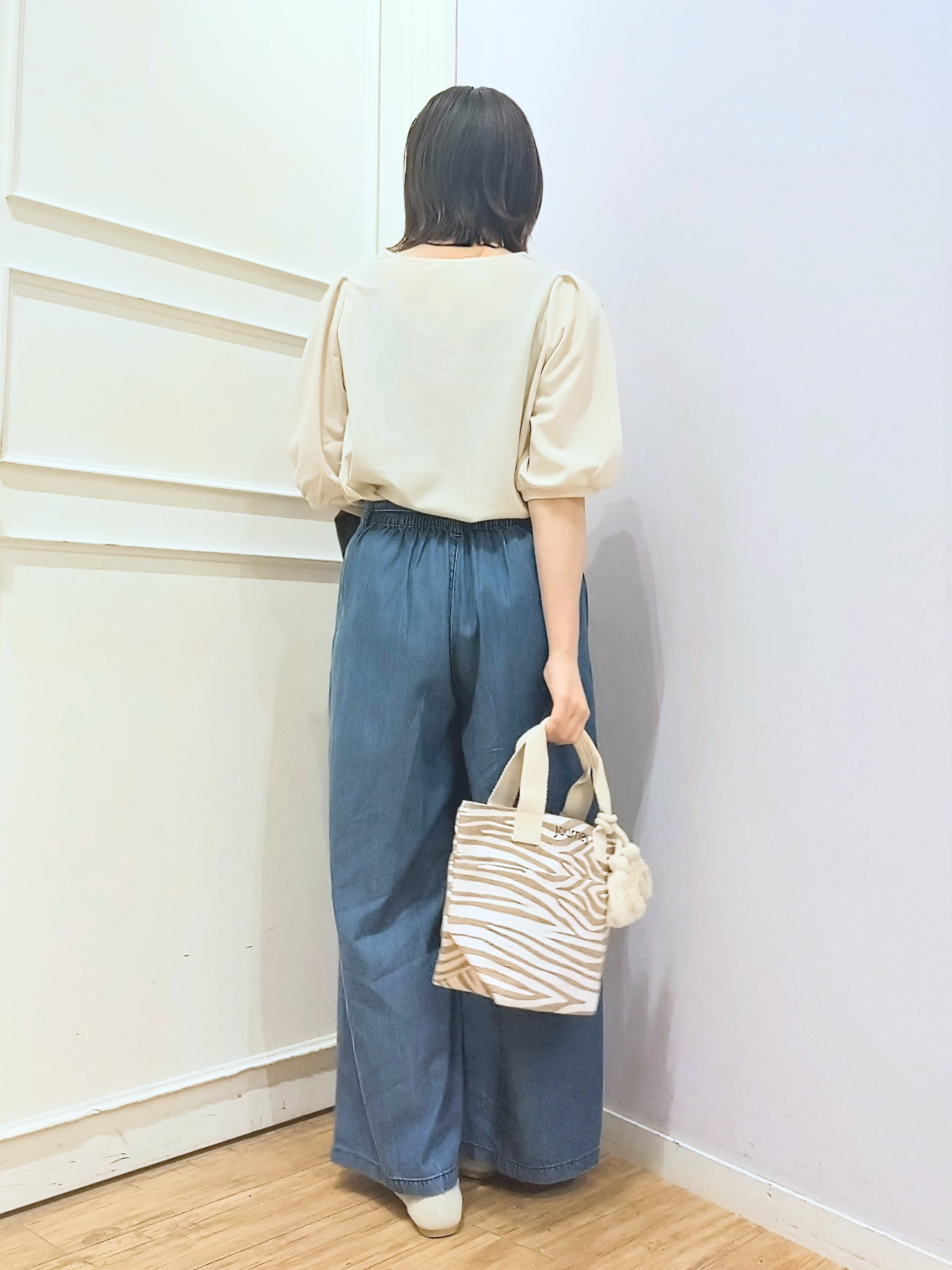 miomioさんの「SHOO･LA･RUE｜【洗濯機可/ひんやり/UV】さらっとしたタッチが心地よい ショート丈 Vネックカーディガン」を使ったコーディネート